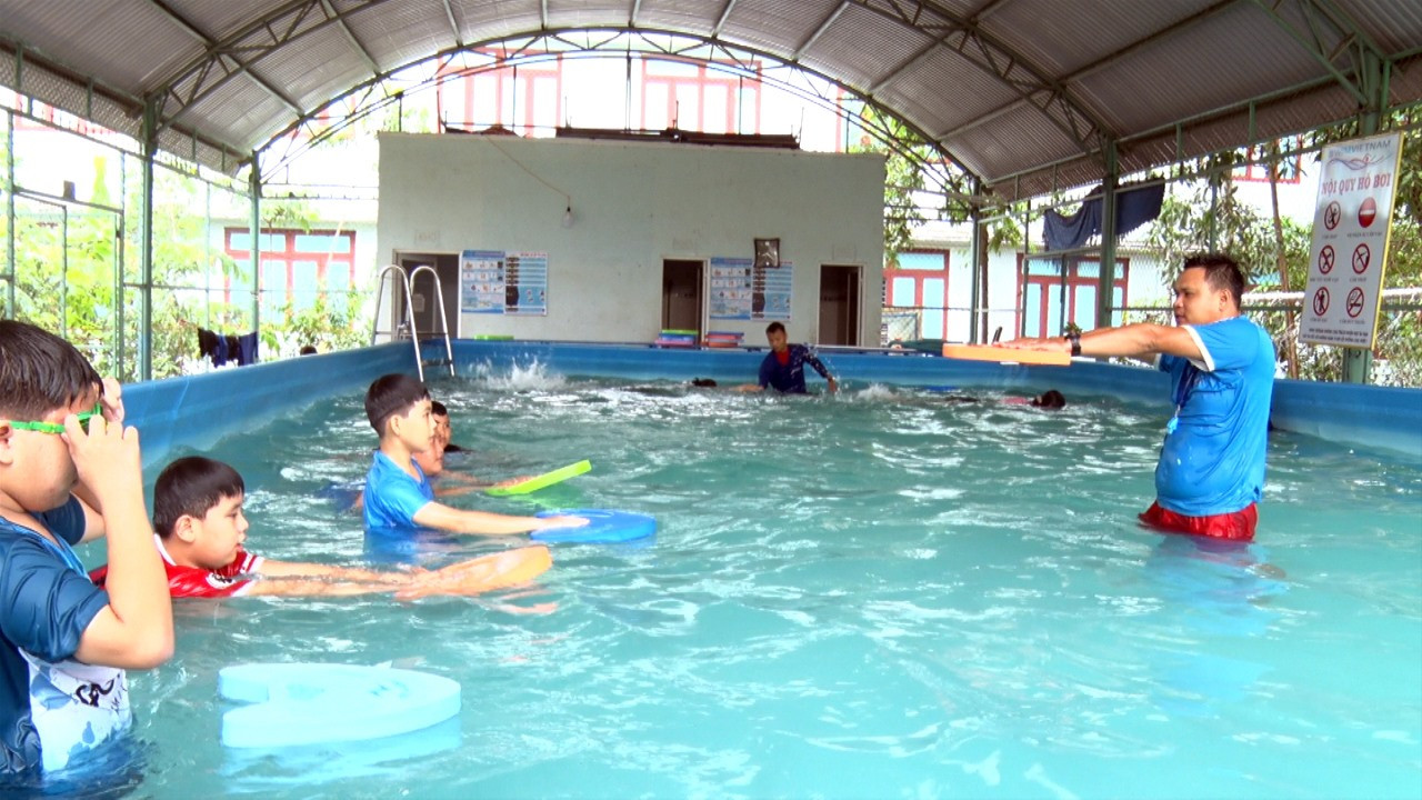 Một lớp dạy bơi miễn phí tại Trường THCS Nguyễn Khuyến ở phường An Phú, TP.Tam Kỳ.