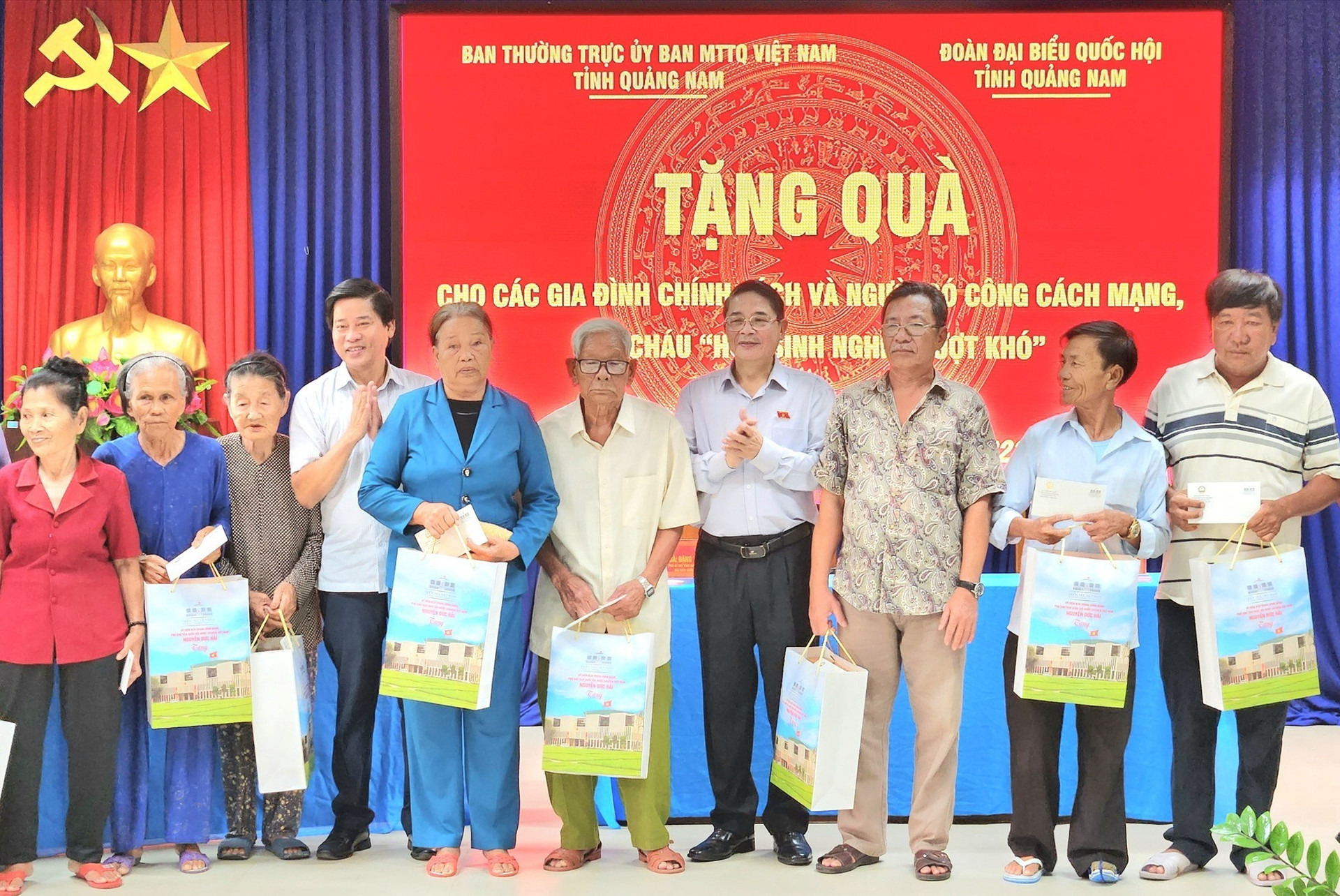 Phó Chủ tịch Quốc hội Nguyễn Đức Hải tặng nhiều phần quà cho người dân trên đảo. Ảnh: Q.T