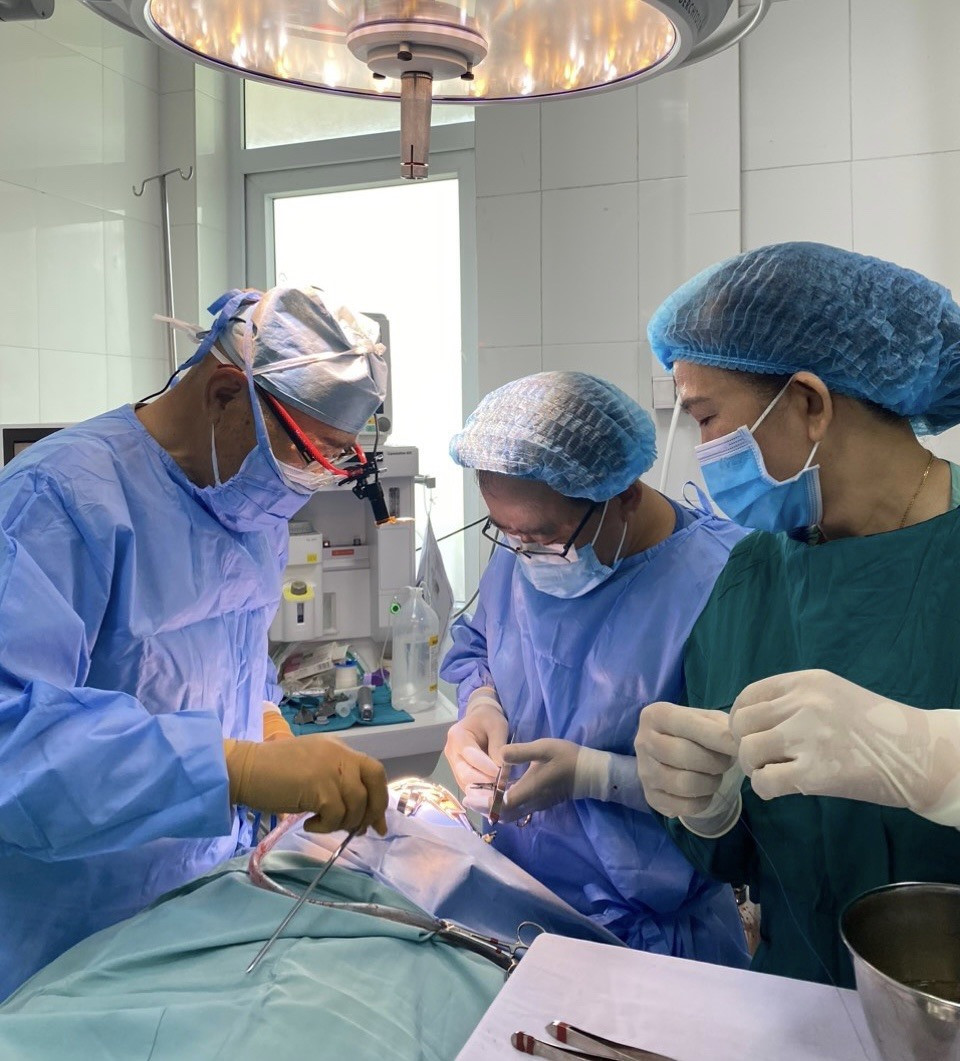 Các chuyên gia Nhật Bản tổ chức phẫu thuật dị tật sứt môi, hở hàm ếch tại BVĐK tỉnh Quảng Nam trong sáng 27/6. Ảnh: H.M