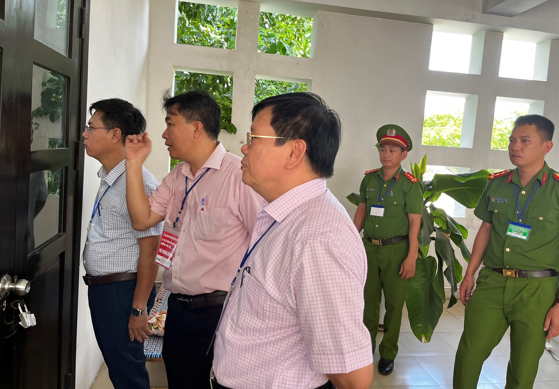 Giám đốc Sở GD-ĐT Thái Viết Tường cùng đoàn thanh tra thi của Bộ GD-ĐT kiểm tra điểm thi Trường THPT chuyên Nguyễn Bỉnh Khiêm. Ảnh: X.P