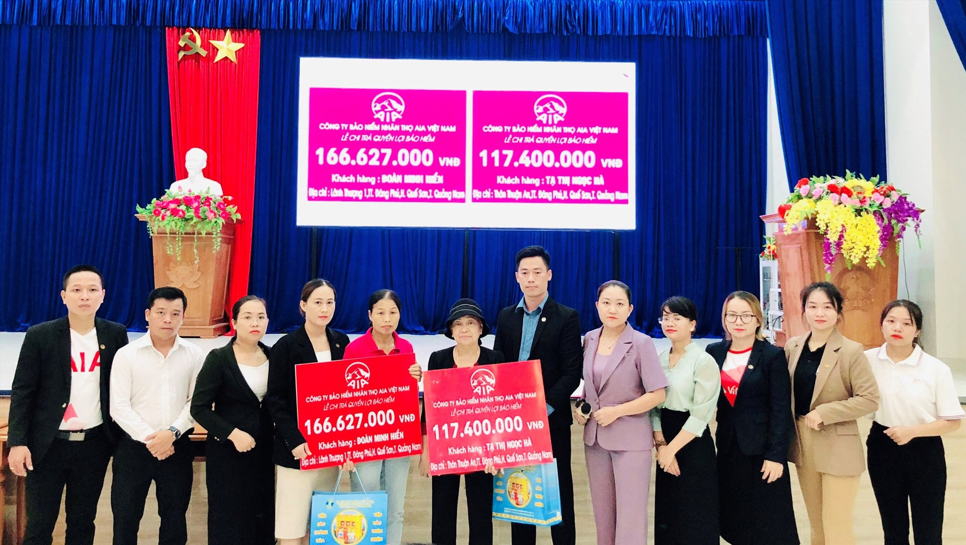 Công ty TNHH Bảo hiểm nhân thọ AIA Việt Nam - Chi nhánh Quảng Nam 5 trao trả quyền lợi cho 2 khách hàng. Ảnh: T.P