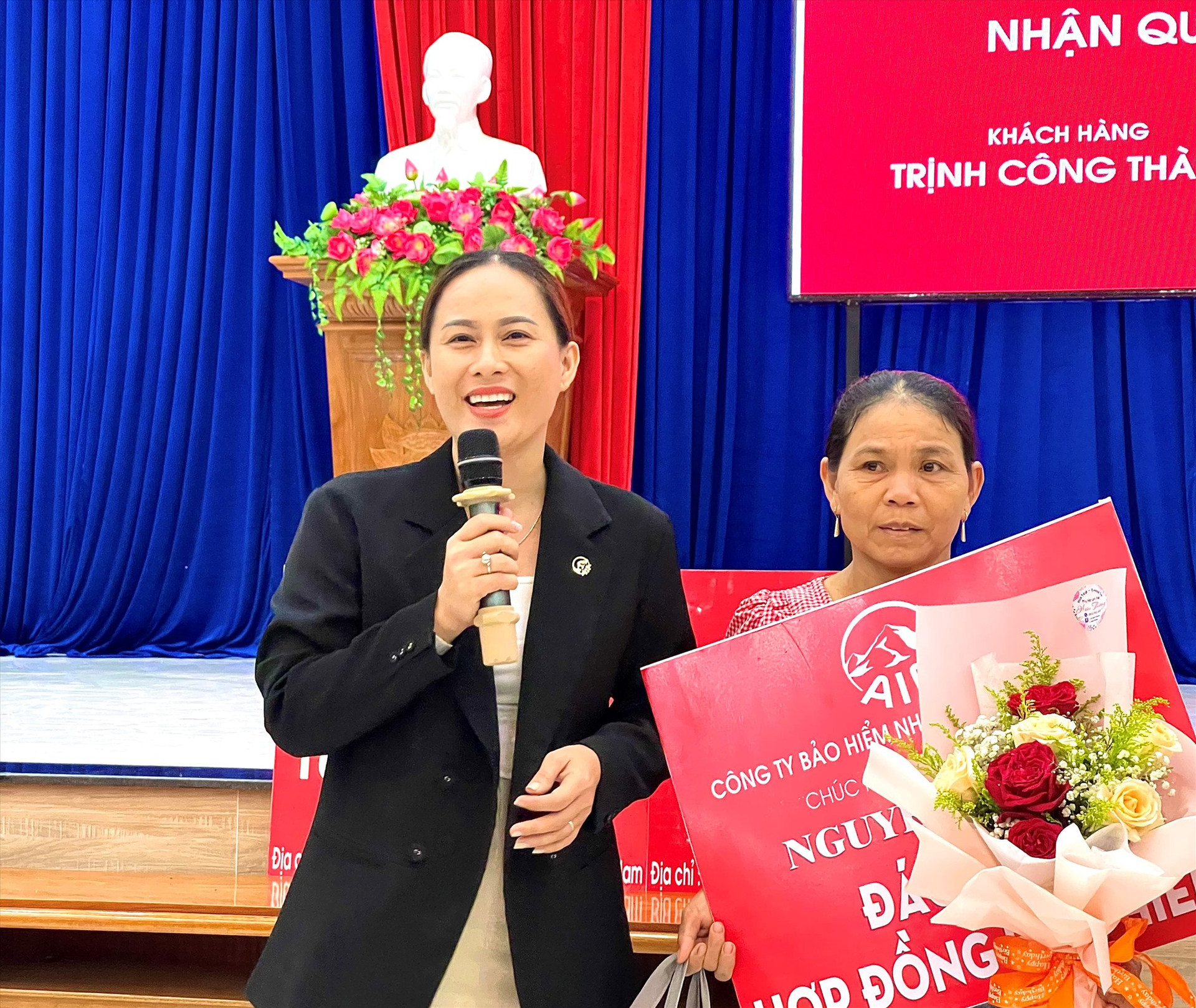 Bà Hồ Thị Thu Trang – Giám đốc Chi nhánh AIA Quảng Nam 5 giải đáp thắc mắc về hợp đồng bảo hiểm nhân thọ. Ảnh: T.P