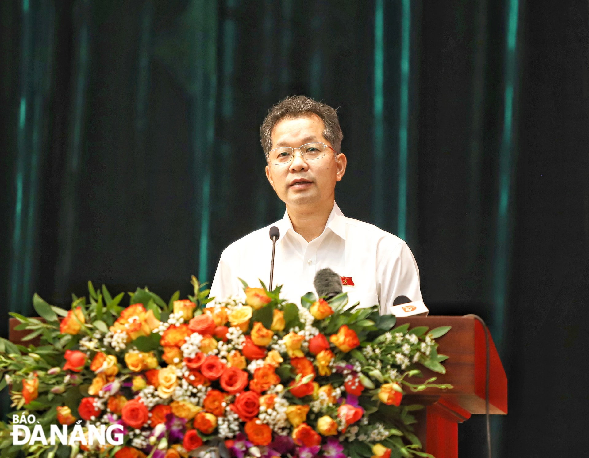 Bí thư Thành ủy Nguyễn Văn Quảng phát biểu giải trình ý kiến tại buổi tiếp xúc cử tri. Ảnh: NGỌC PHÚ
