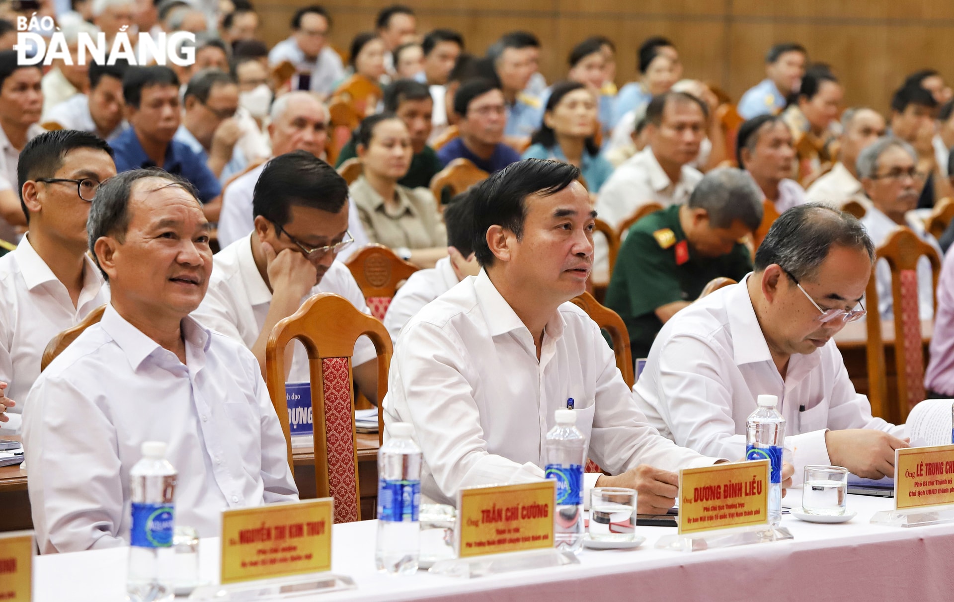 Chủ tịch UBND thành phố Lê Trung Chinh (giữa) cùng các đại biểu dự buổi ti. Ảnh: NGỌC PHÚ