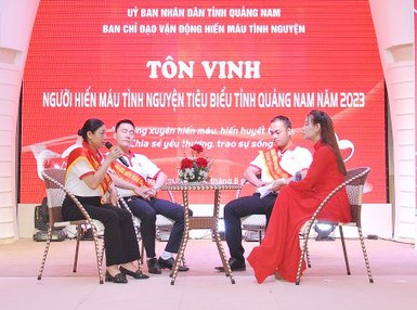 Chị Nguyễn Thị Lan giao lưu với Ban tổ chức Lễ tôn vinh Người hiến máu tình nguyện tiêu biểu năm 2023. Ảnh: V.H