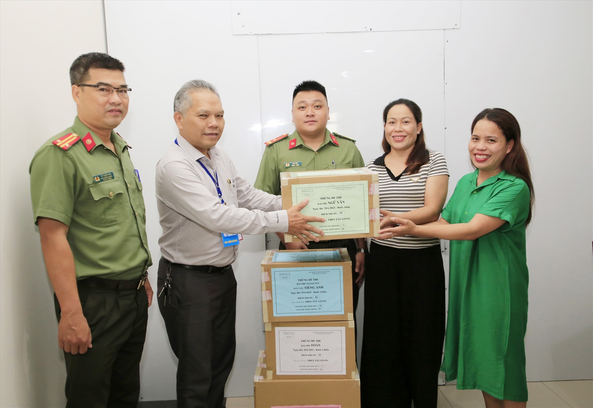 Tây Giang là địa phương đầu tiên tiếp nhận, vận chuyển đề thi về điểm thi vào sáng qua 27/6. Ảnh: THÀNH CÔNG