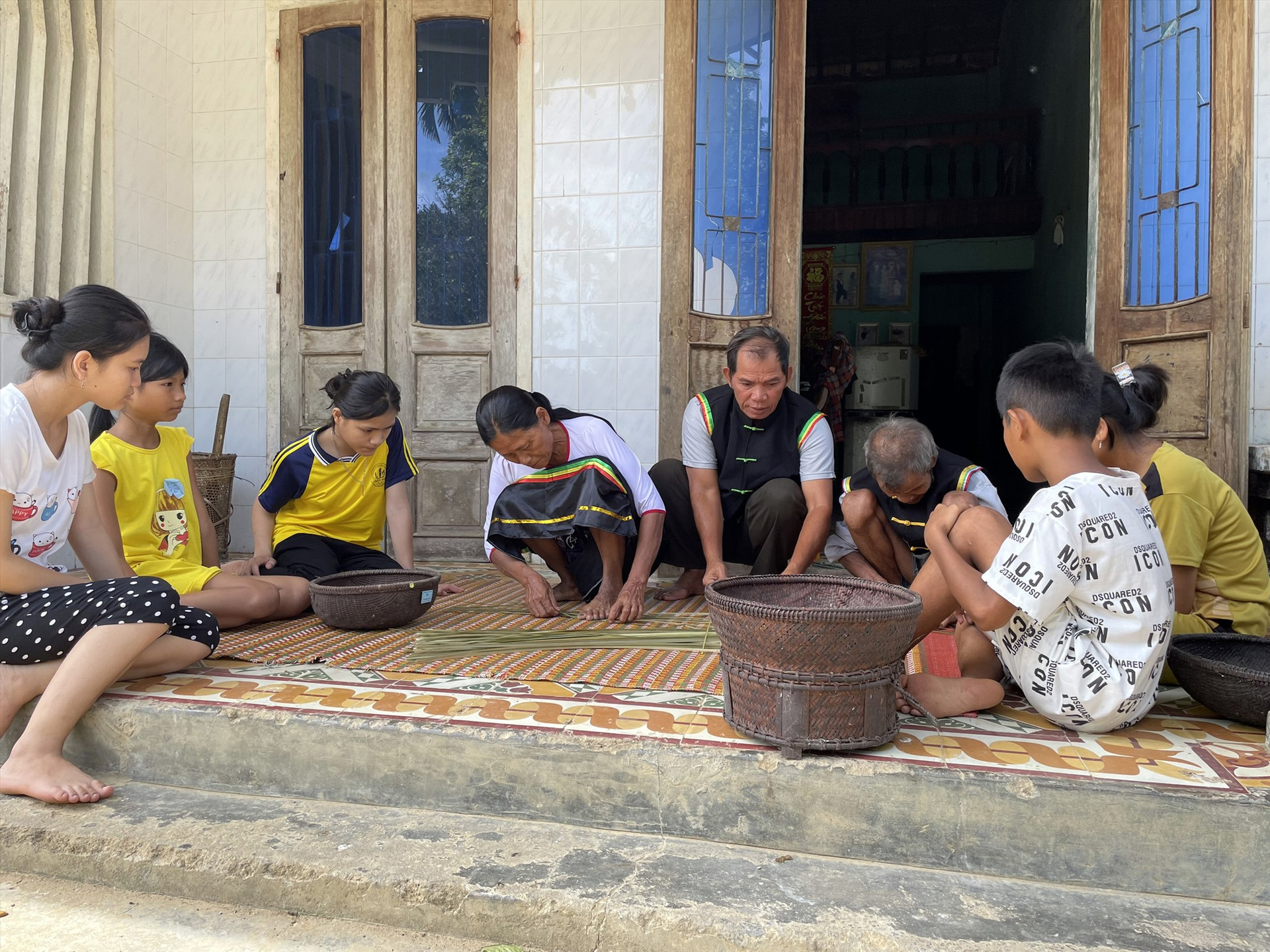 Gia đình già Phạm Lâm (xã Trà Kót) là một trong những hộ hiếm hoi ở Bắc Trà My còn giữ nghề đan lát truyền thống của địa phương. Ảnh: X.H