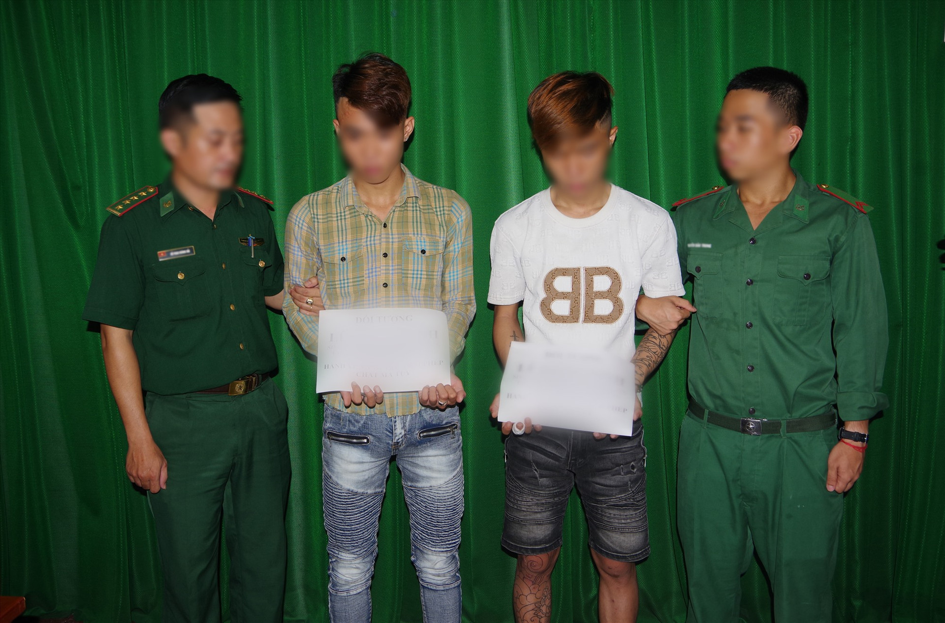 Lực lượng biên phòng bắt giữ 2 đối tượng trong vụ án tàng trữ trái phép chất ma túy. Ảnh: H.A