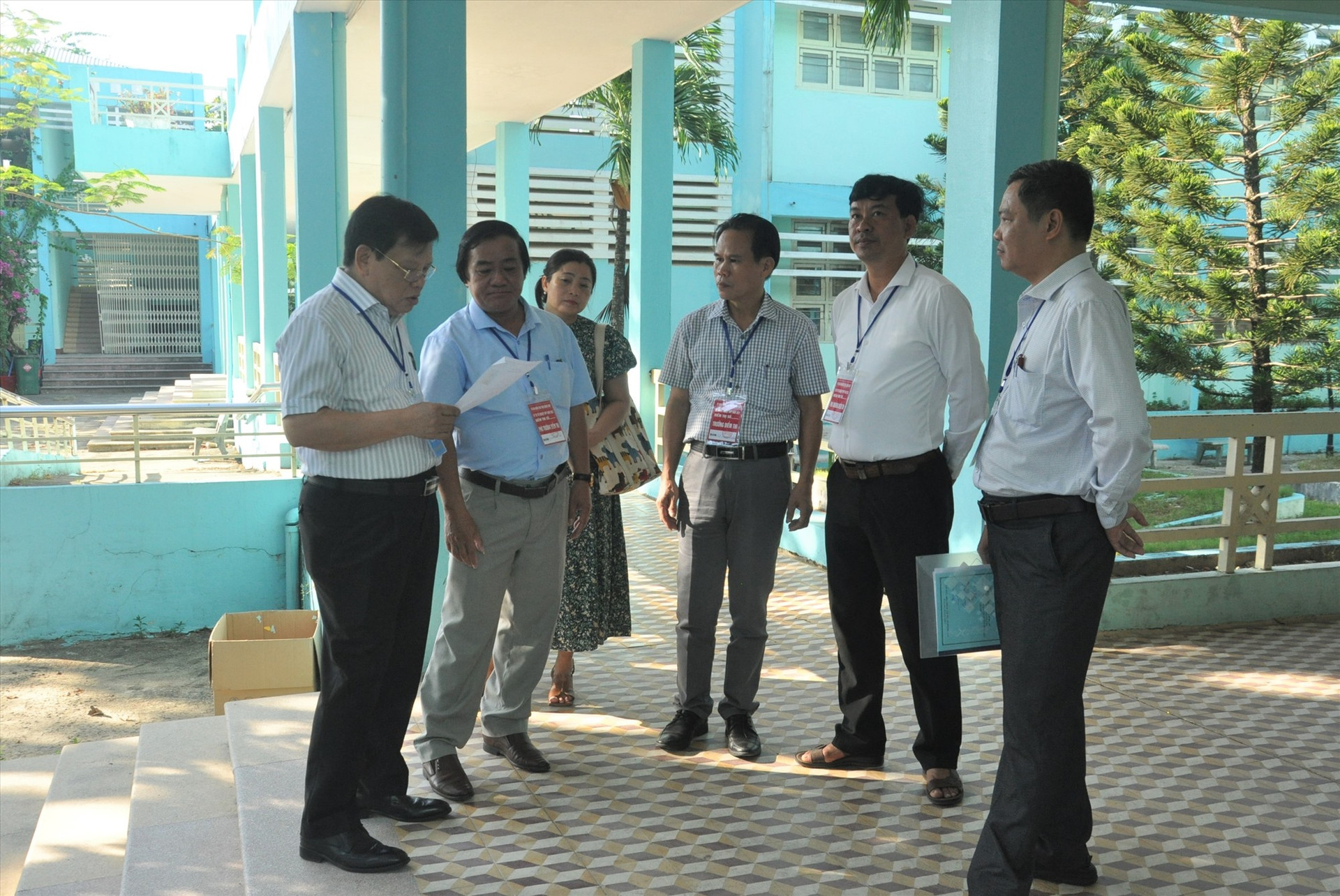 Giám đốc Sở GD-ĐT kiểm tra công tác thi tại điểm thi Trường THPT Trần Cao Vân (Tam Kỳ). Ảnh: X.P