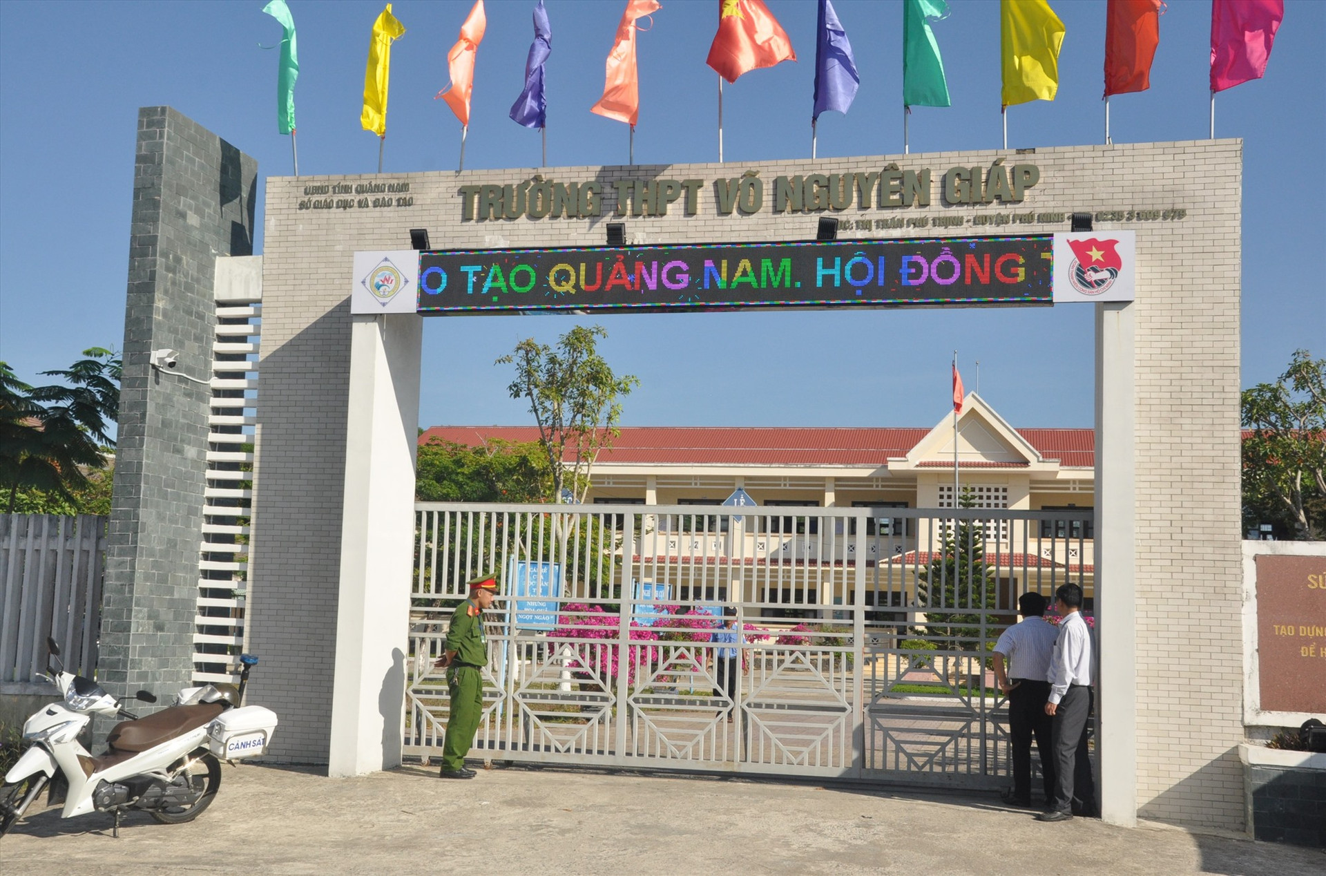 Lực lượng công an làm nhiệm vụ trước cổng điểm thi Trường THPT Võ Nguyên Giáp (Phú Ninh). Ảnh: X.P