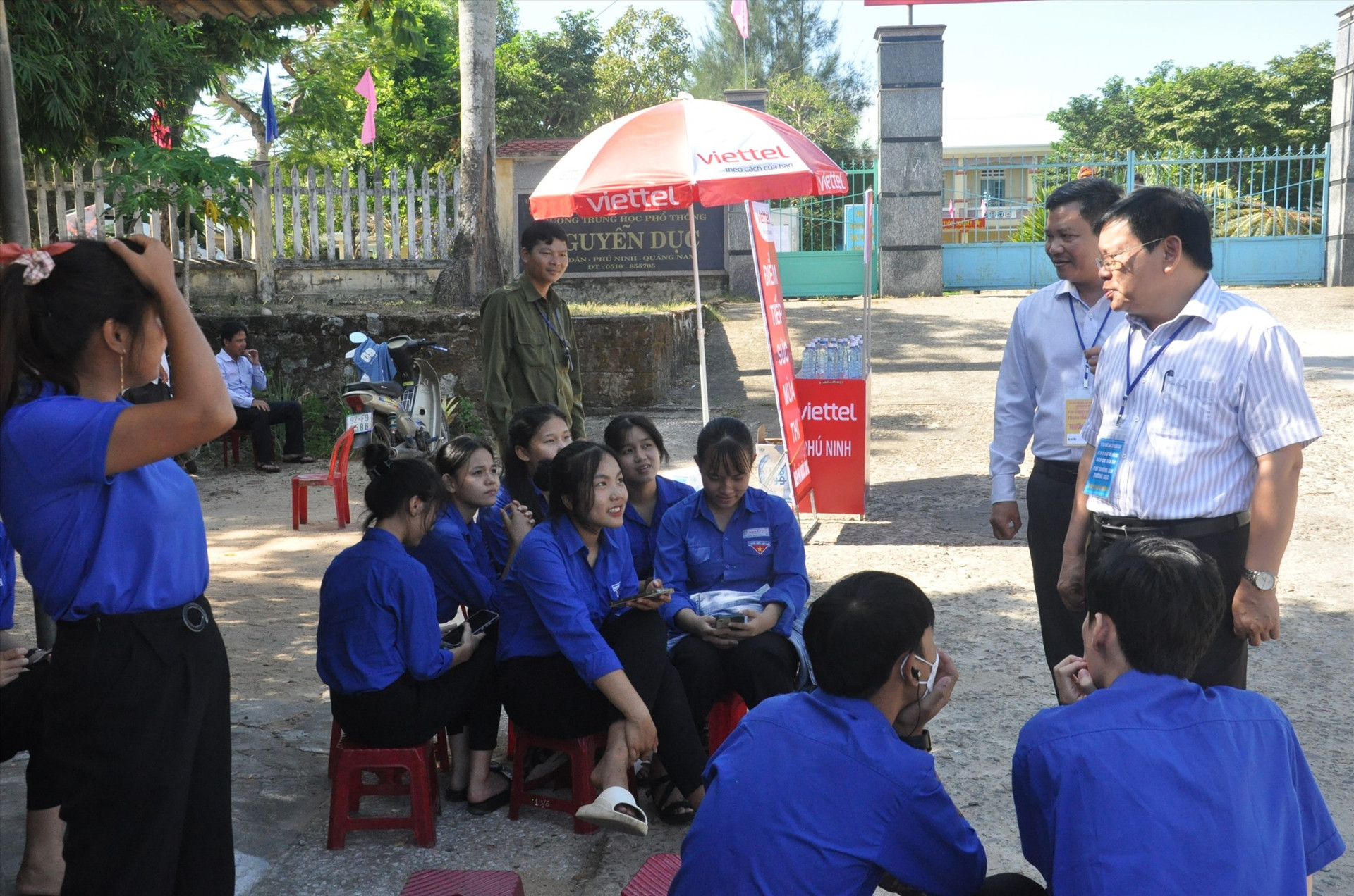 Giám đốc Sở GD-ĐT Thái Viết Tường hỏi thăm, động viên các tình nguyện viên tại điểm thi THPT Trần Văn Dư (Phú Ninh). Ảnh: X.P