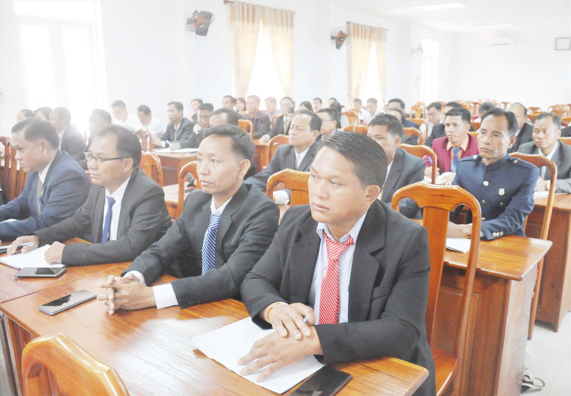 Cán bộ lãnh đạo, quản lý của tỉnh Sê Kông tham gia lớp đào tạo trung cấp lý luận chính trị hệ tập trung năm 2023 (khóa 14, theo chương trình của Học viện Chính trị quốc gia Hồ Chí Minh) tại Trường Chính trị Quảng Nam. Ảnh: N.Đ