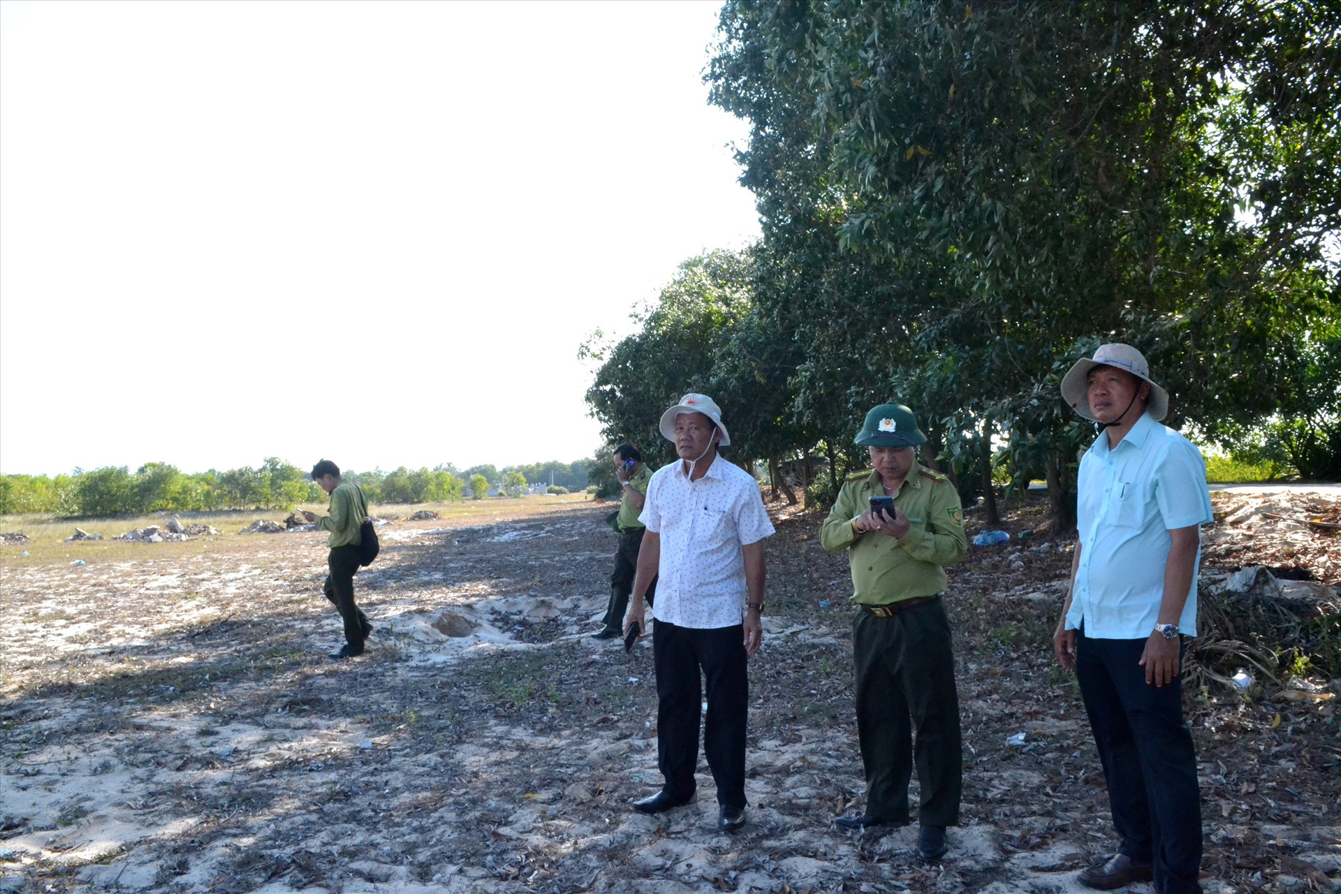 Phó Chủ tịch UBND tỉnh Hồ Quang Bửu đi thực tế kiểm tra phòng, chống cháy rừng ở huyện Thăng Bình vào chiều ngày 28/6. Ảnh: VIỆT NGUYỄN