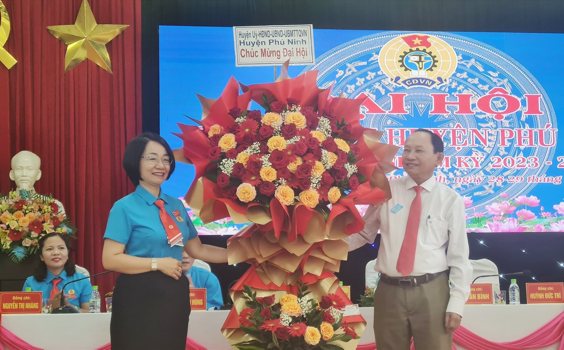 Lãnh đạo huyện Phú Ninh tặng hoa chúc mừng đại hội. Ảnh: D.L