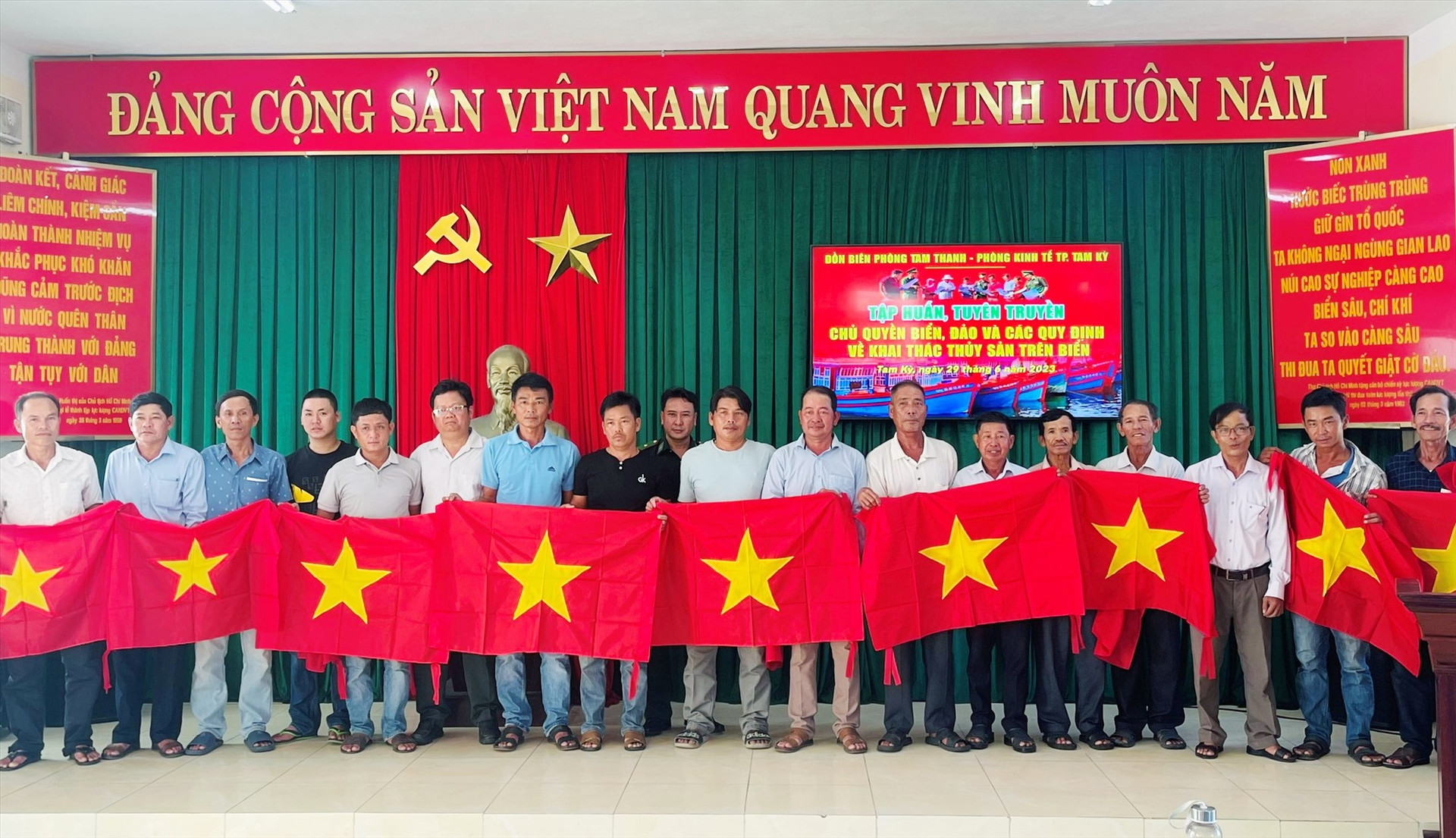 Trao tặng cờ Tổ quốc cho ngư dân xã Tam Thanh và Tam Phú. Ảnh: HỒNG ANH