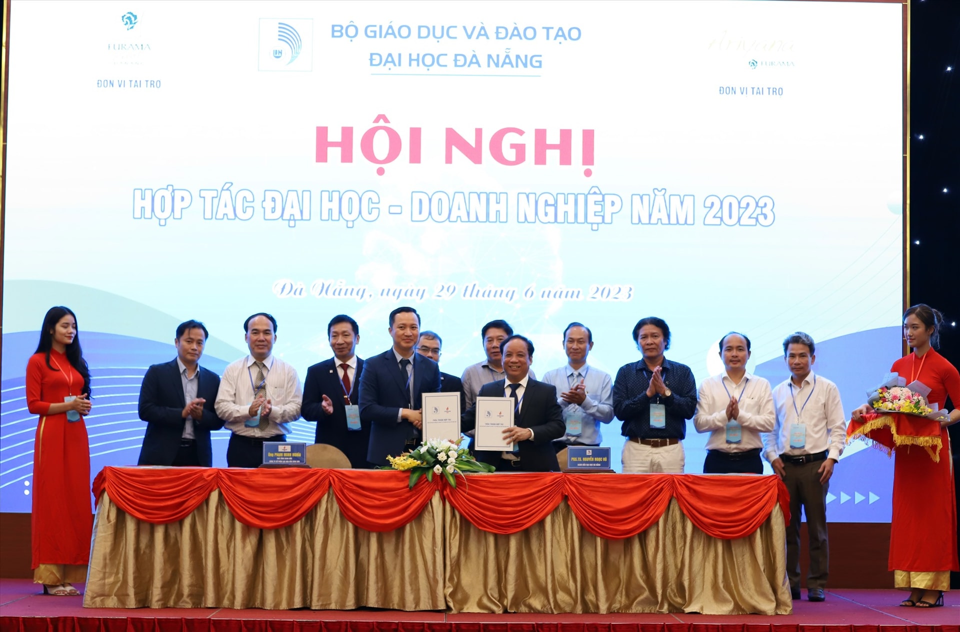 Ký kết hợp tác giữa Đại học Đà Nẵng với doanh nghiệp. Ảnh: K.L