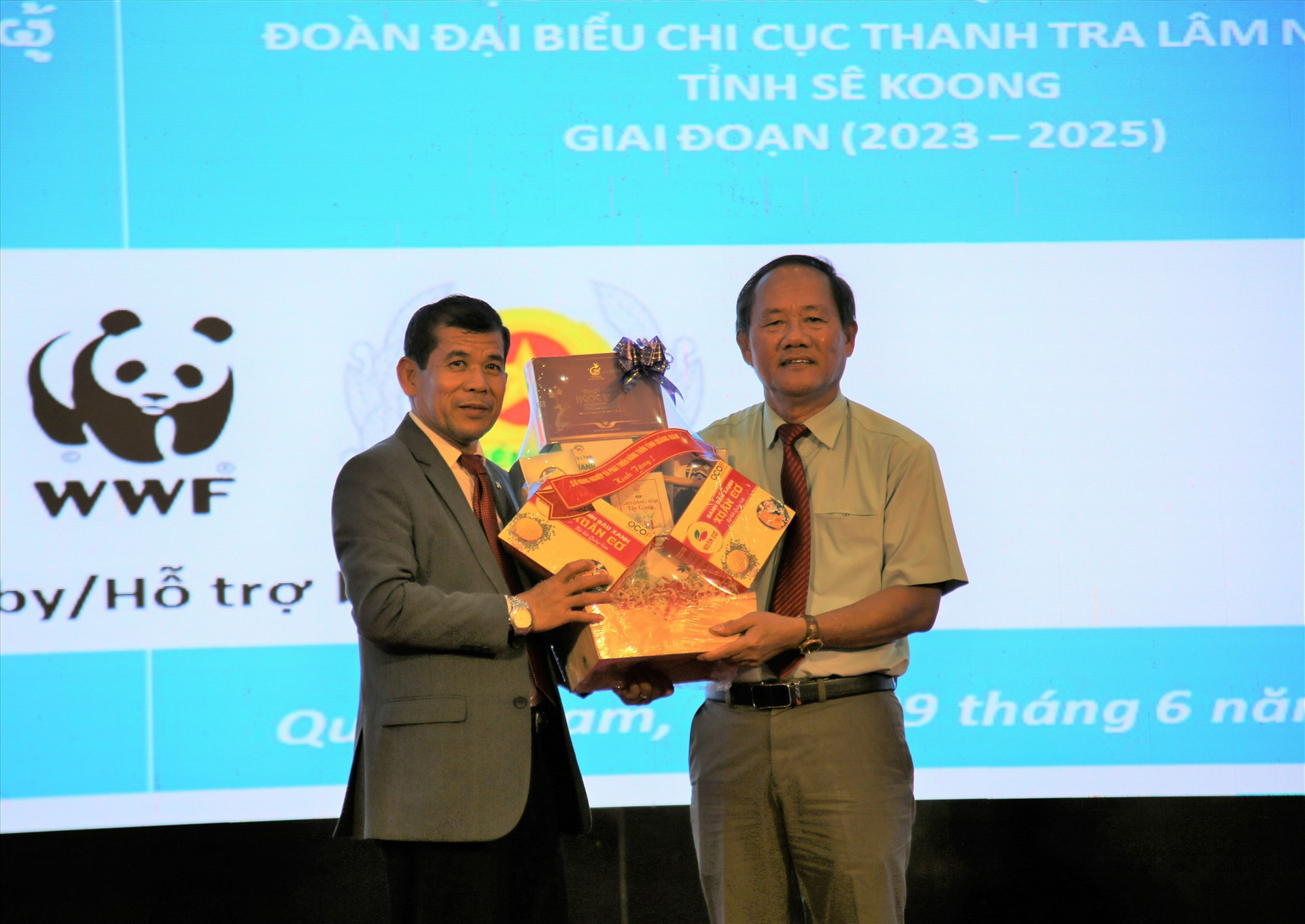 Đại diện Sở NN&PTNT Quảng Nam (bên phải) tặng quà cho đại diện lãnh đạo Sở Nông - lâm nghiệp Sê Kông. Ảnh: A.N