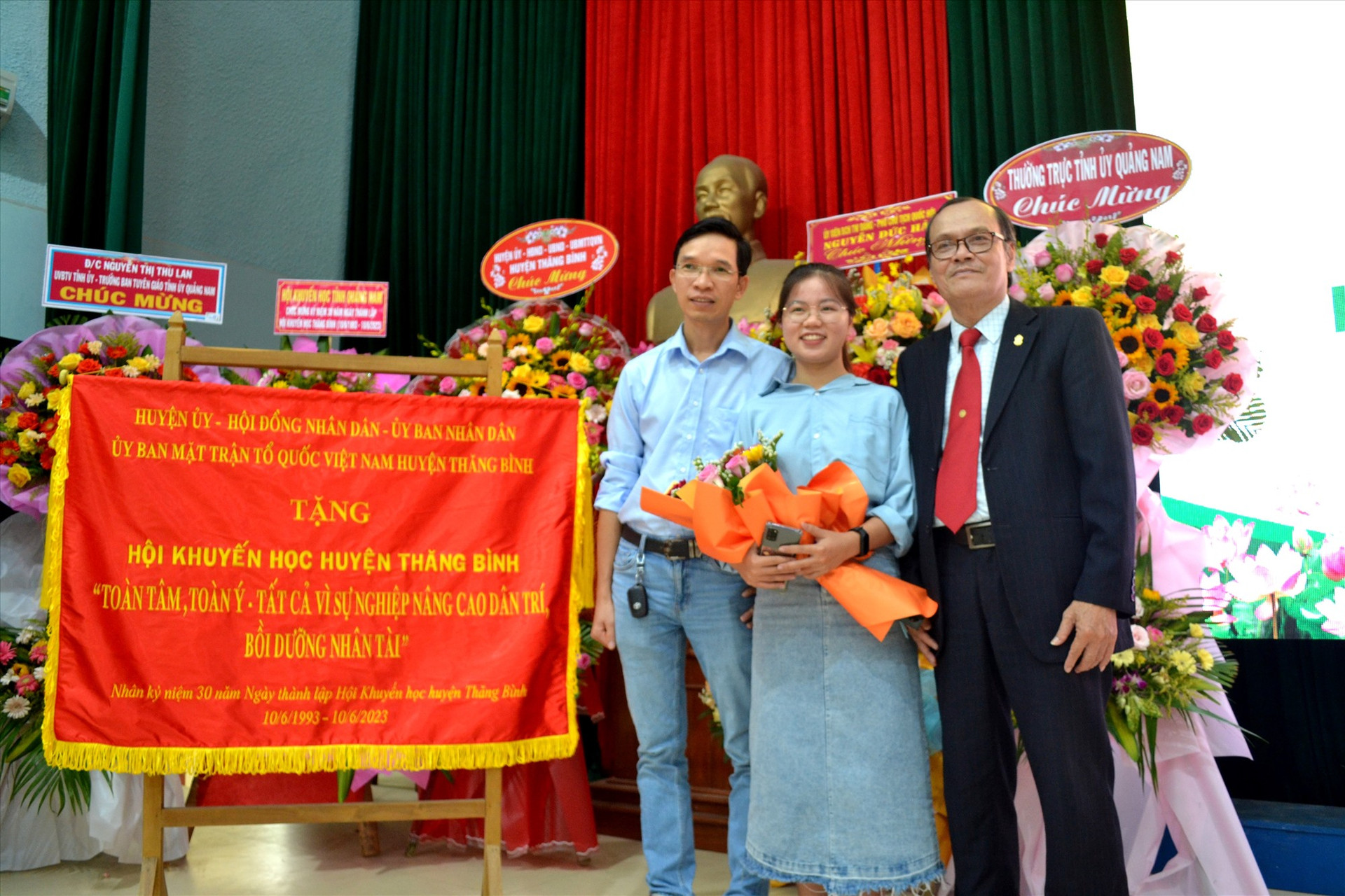 Ông Nguyễn Hữu Hiệp - Chủ tịch Hội Khuyến học Thăng Bình chụp ảnh với 2 học sinh của huyện được nhận học bổng SEEDS để học tập thành tài. Ảnh: VIỆT NGUYỄN