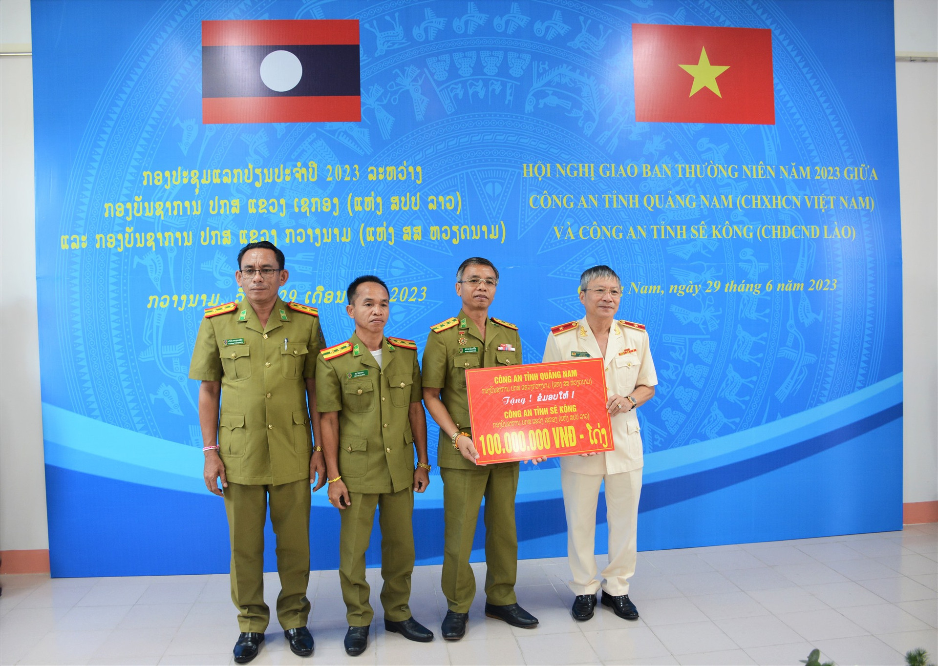 Thiếu tướng Nguyễn Đức Dũng - Giám đốc Công an tỉnh Quảng Nam trao tặng 100 triệu đồng cho Công an tỉnh Sê Kông. Ảnh: M.T