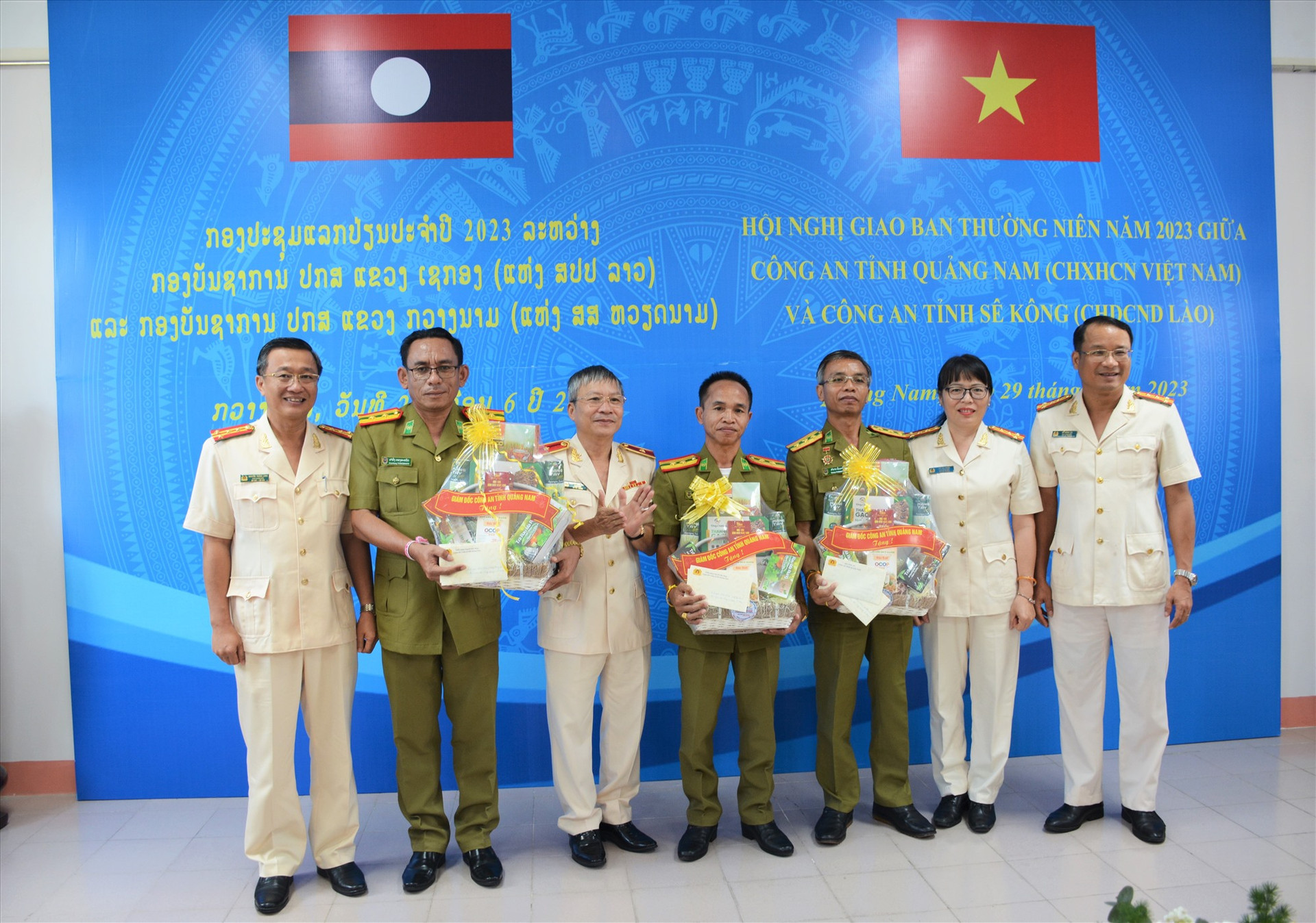 Ban Giám đốc Công an tỉnh Quảng Nam tặng quà cho Ban Giám đốc Công an tỉnh Sê Kông. Ảnh: T.C