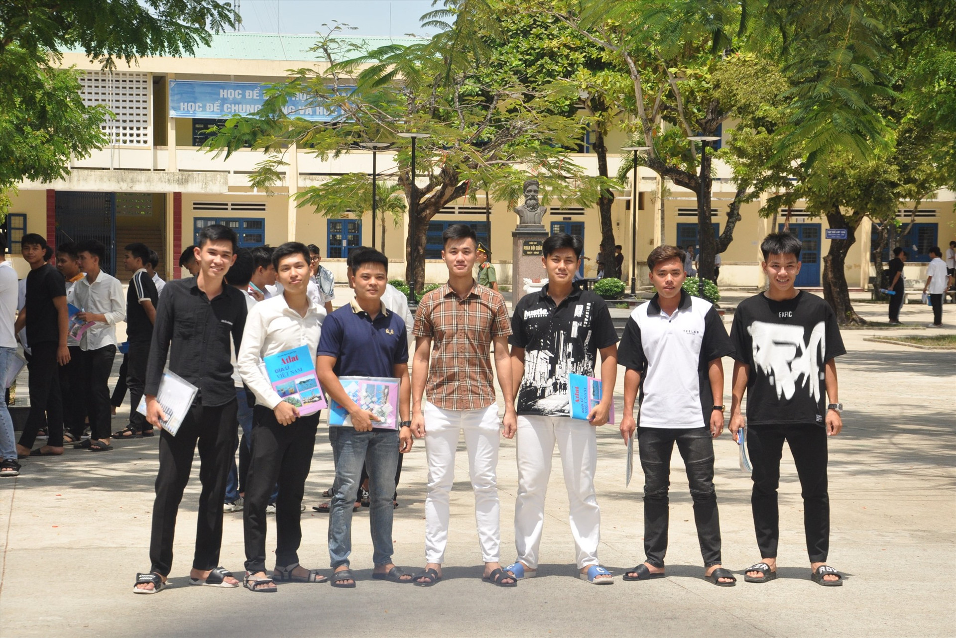 Các thí sinh tự do dự thi tại điểm thi Trường THPT Phan Bội Châu (Tam Kỳ). Ảnh: X.P