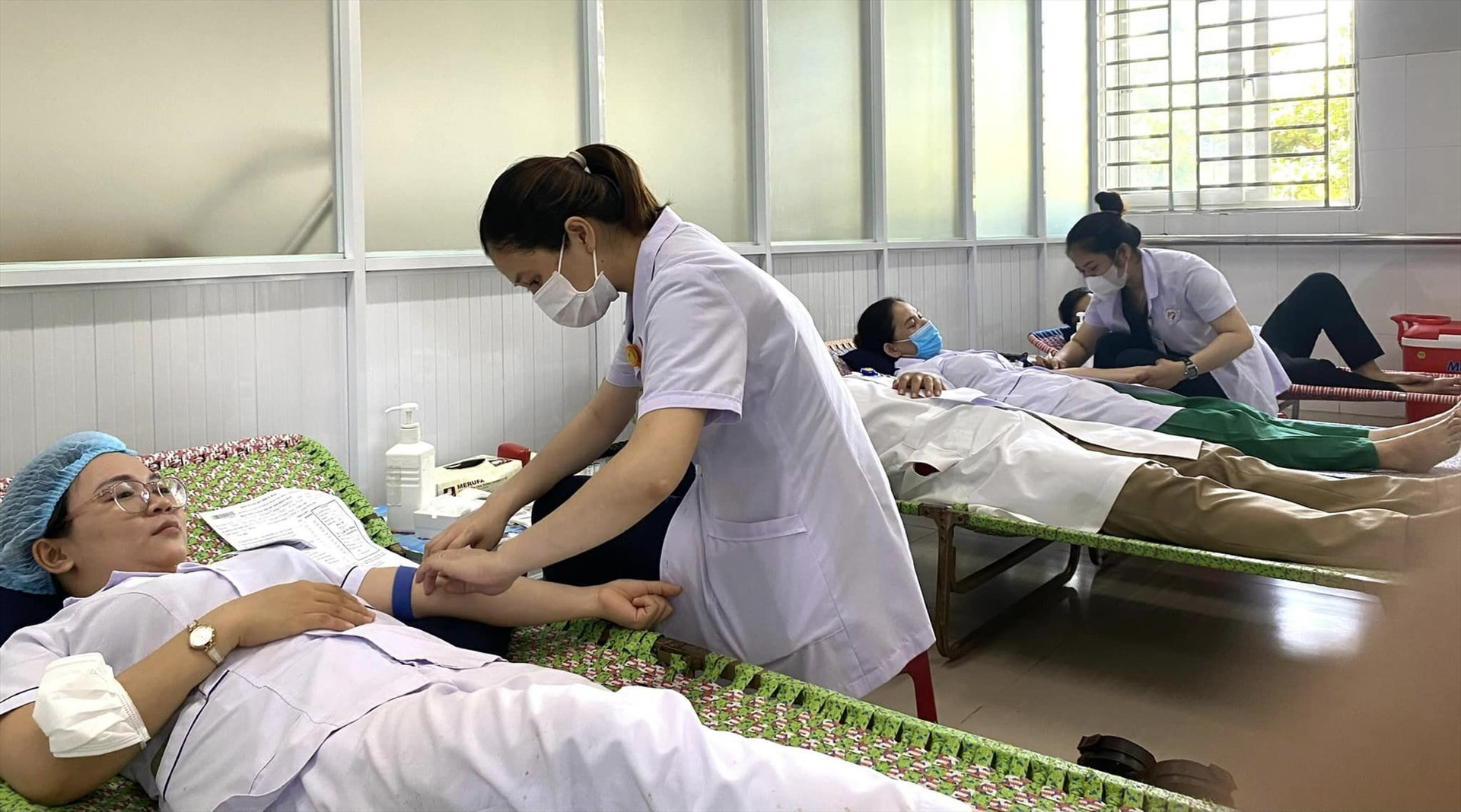 Cán bộ viên chức Bệnh viện đa khoa khu vực Quảng Nam tham gia hiến máu.