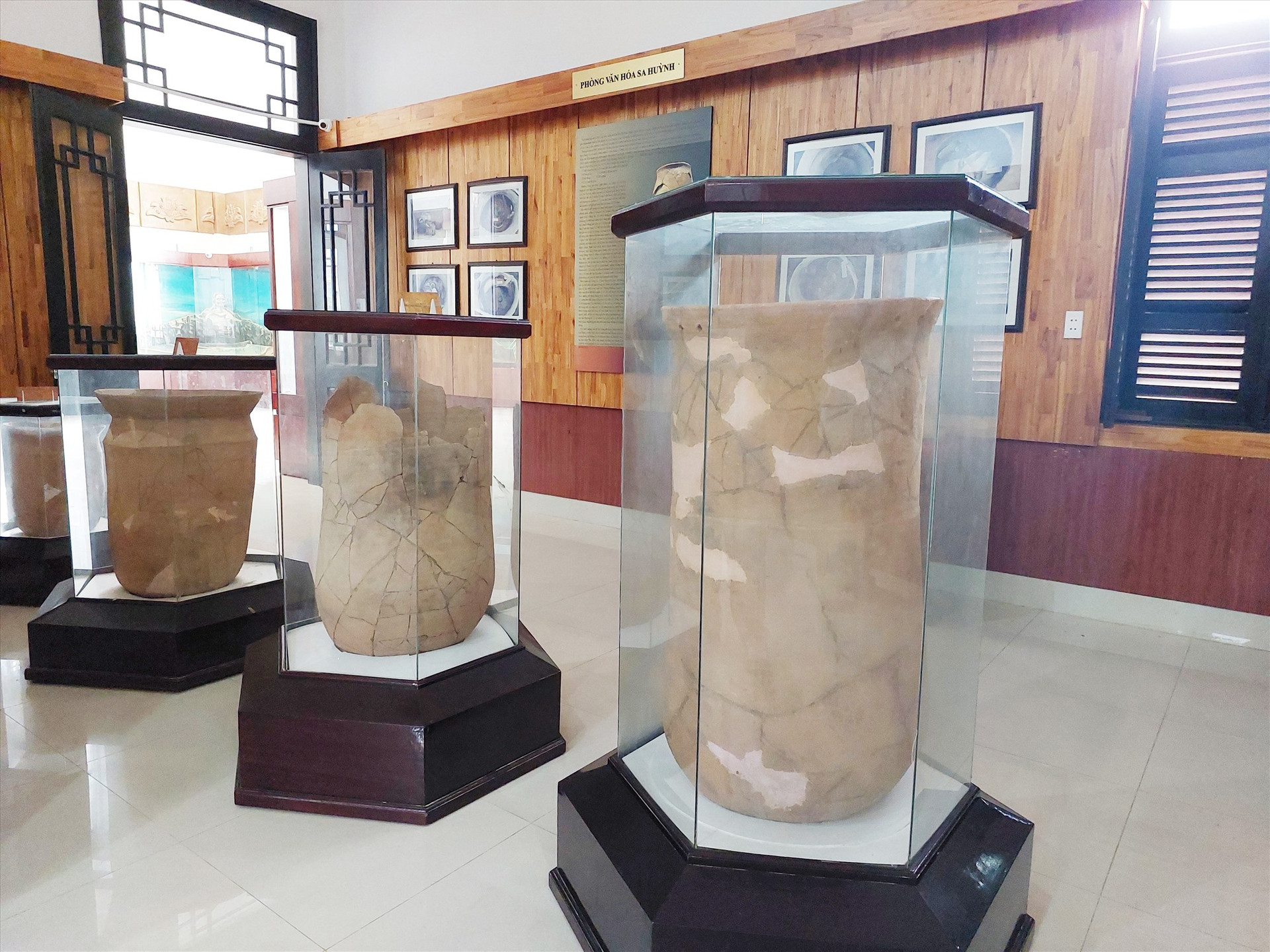 Bảo tàng Điện Bàn và một trong số các hiện vật được trưng bày. Ảnh: T.D