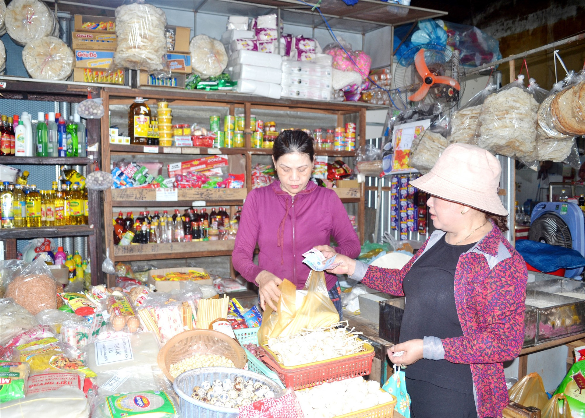 Hoạt động ở chợ truyền thống giữ vai trò quan trọng trong phát triển kinh tế - xã hội Quảng Nam. Ảnh: NGUYỄN QUANG