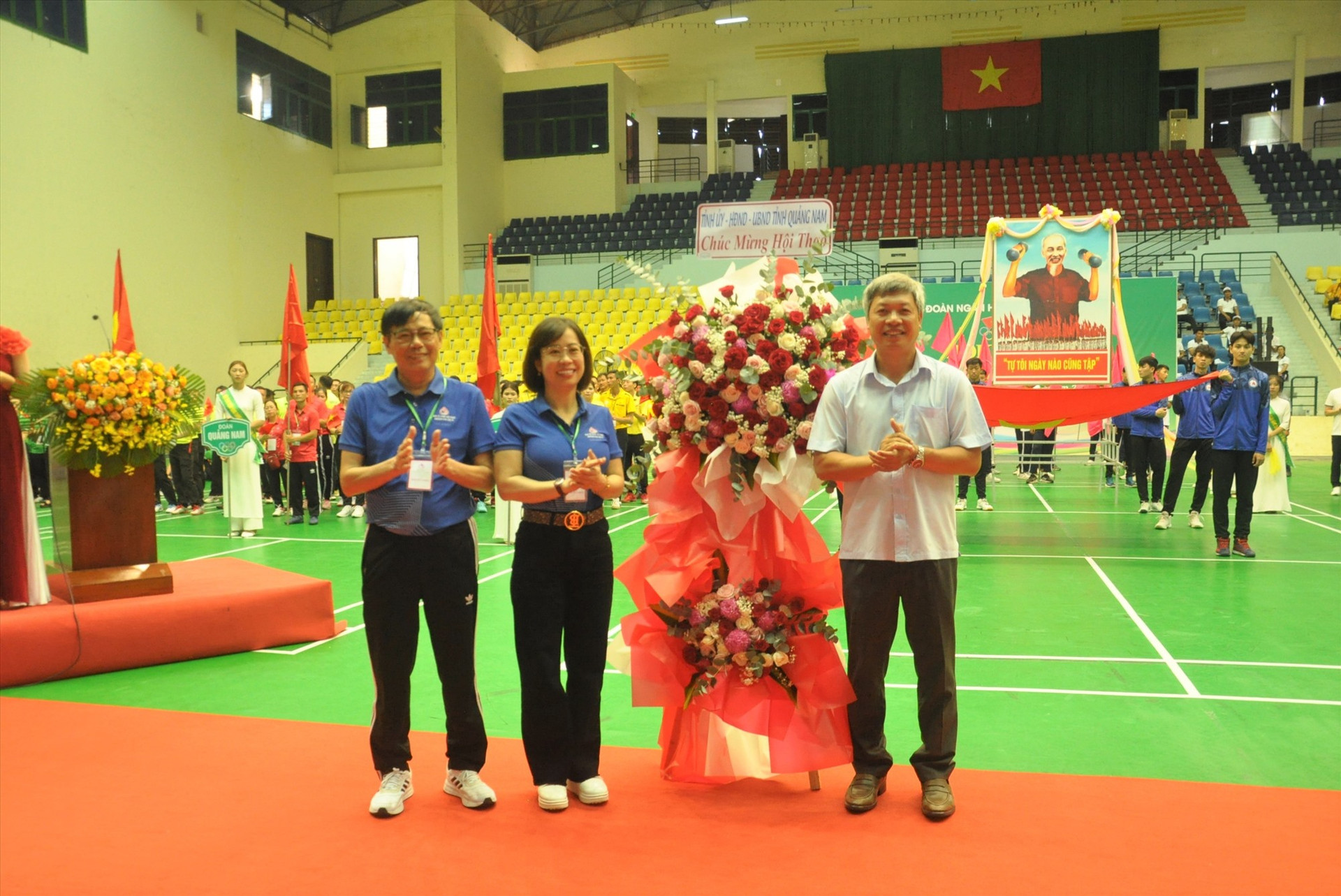 Phó Chủ tịch UBND tỉnh Hồ Quang Bửu tặng hoa của Tỉnh ủy, HĐND, UBND tỉnh cho Ban tổ chức hội thao. Ảnh: T.V