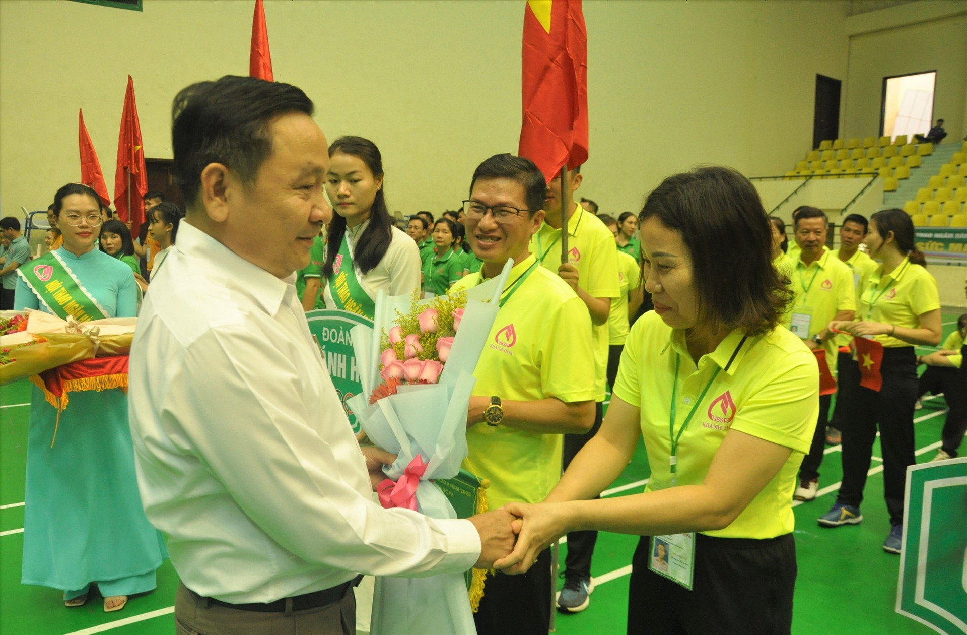 Phó Chủ tịch HĐND tỉnh Nguyễn Công Thanh tặng cờ, động viên các vận động viên tại lễ khai mạc. Ảnh: T.V
