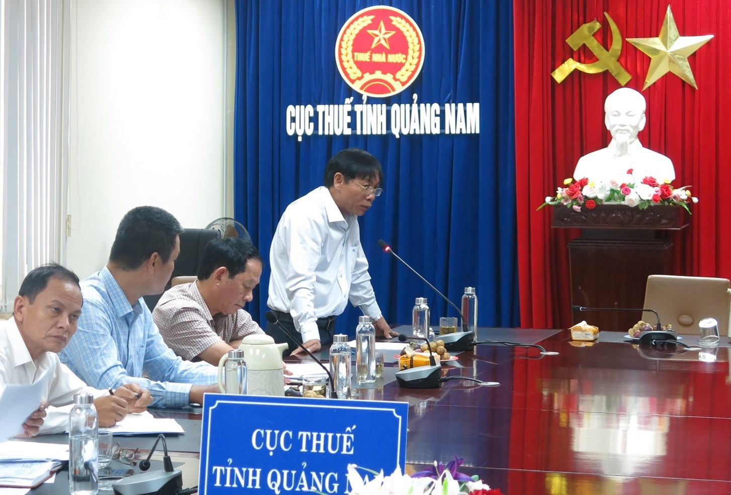 Cục trưởng Cục Thuế Nguyễn Văn Tiếp giải trình các chất vấn của thành viên Ban Kinh tế - Ngân sách HĐND tỉnh