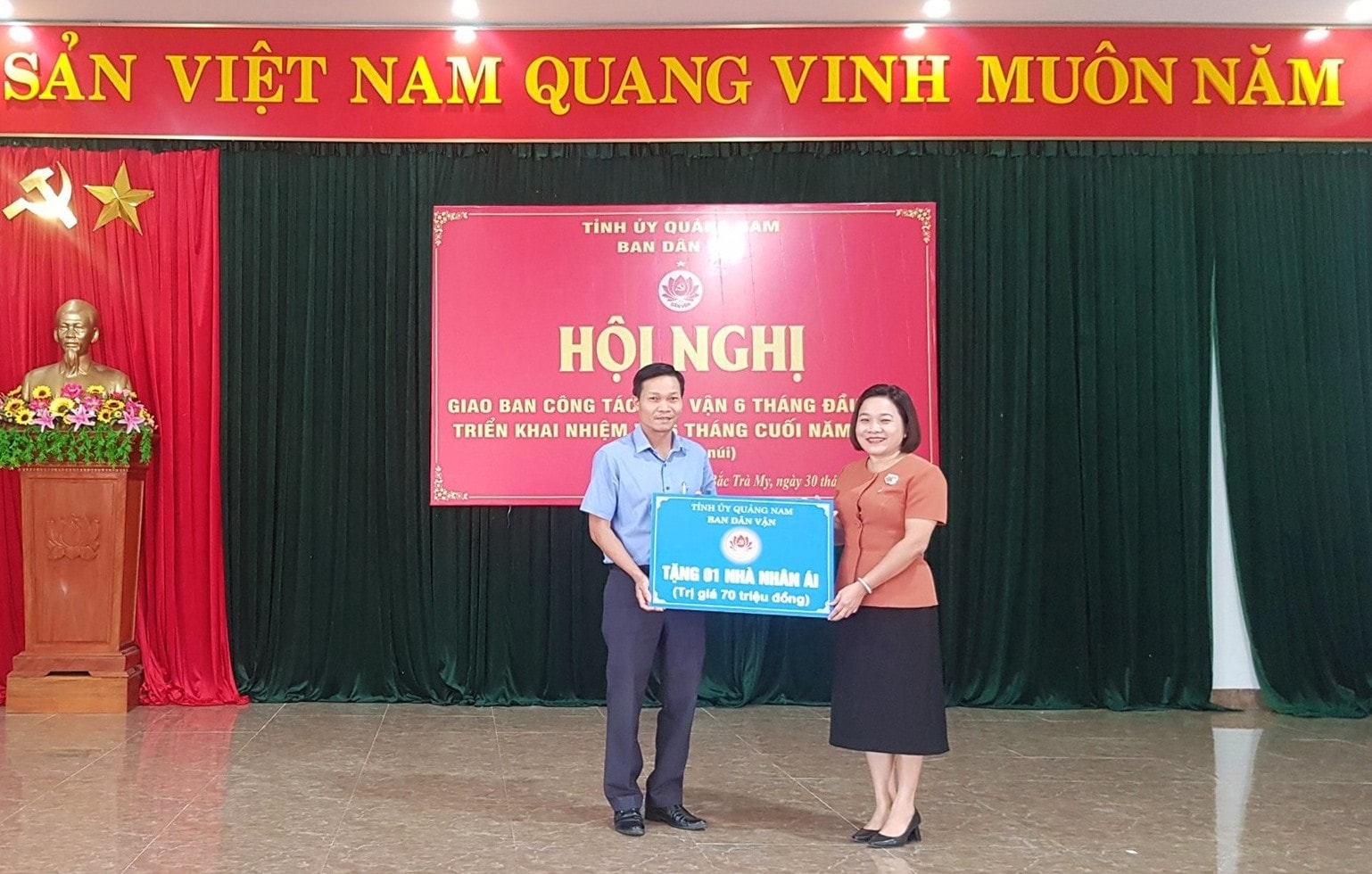 Trưởng Ban dân vận Tỉnh ủy Huỳnh Thị Thùy Dung - trao tặng tượng trưng nhà nhân ái cho hộ nghèo. ẢNH TÚ VÂN