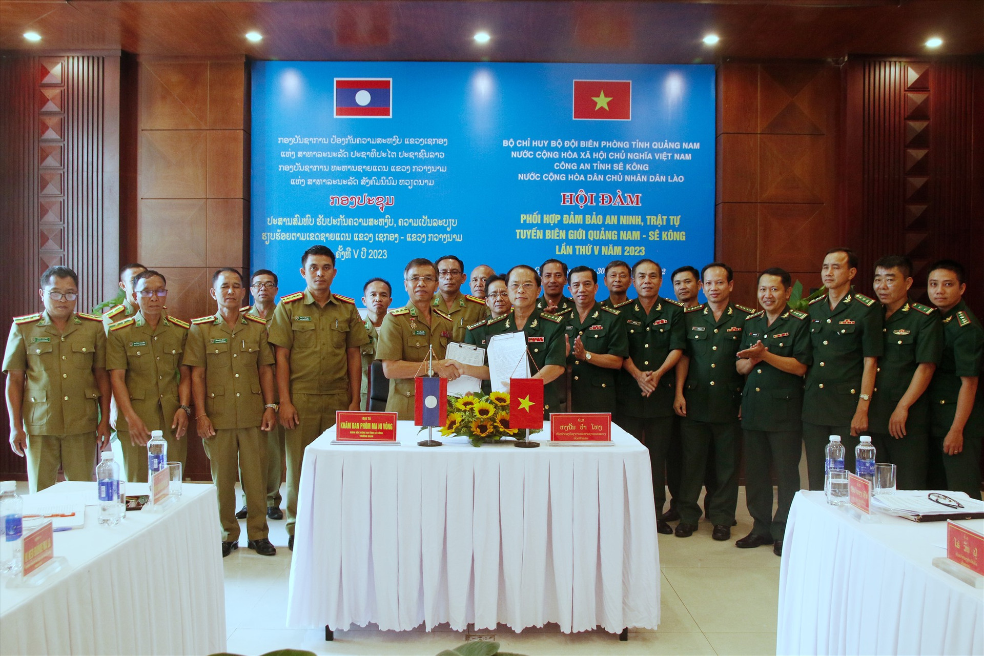 Bộ chỉ huy BĐBP tỉnh Quảng Nam và Công an tỉnh Sê Kông ký kết biên bản thỏa thuận. Ảnh: HUỲNH CHÍN