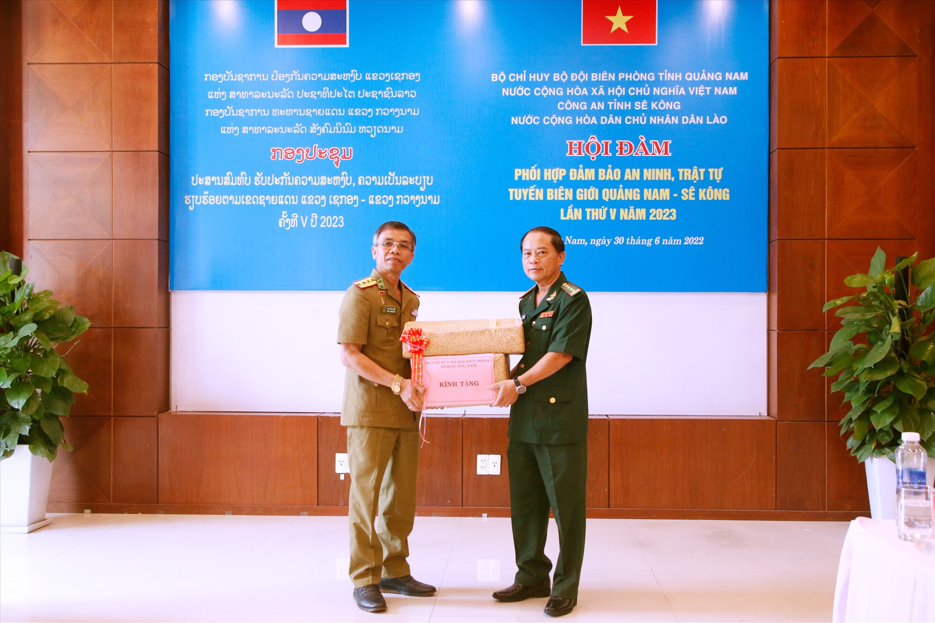 Bộ chỉ huy BĐBP tỉnh Quảng Nam tặng quà cho Công an tỉnh Sê Kông. Ảnh: HUỲNH CHÍN