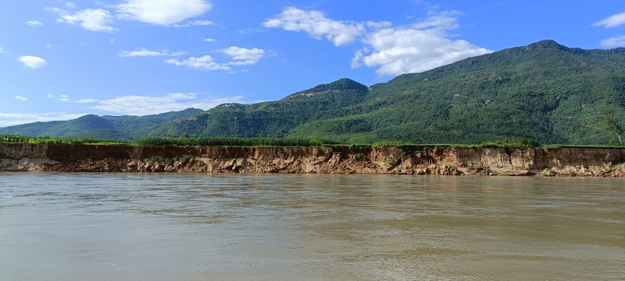Nhiều vị trí sạt lở trên khu vực sông Vu Gia được khảo sát, phục vụ công tác phòng chống thiên tai năm 2023. Ảnh: N.D