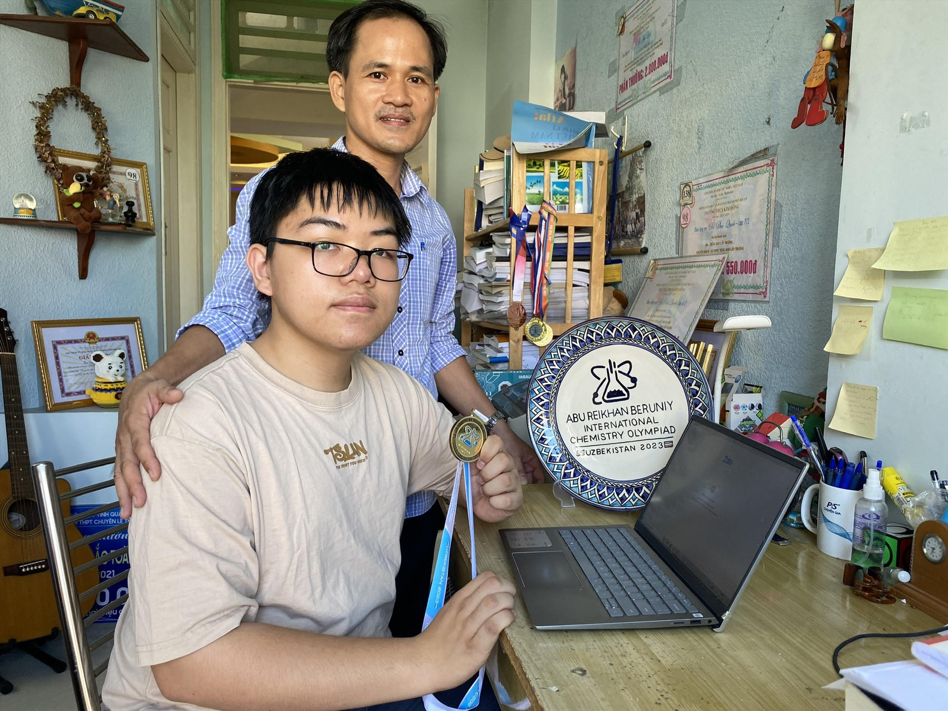 Em Đỗ Phú Quốc chụp ảnh cùng cha sau khi trở về nhà từ Kỳ thi Olympic Hóa học quốc tế Abu Reikhan Beruniy. Ảnh: K.L.