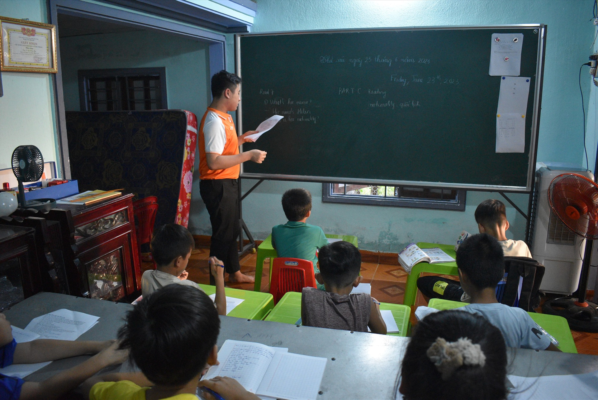 Lớp học tiếng Anh của thầy Huy luôn mở cửa đón các em học sinh ở nông thôn. Ảnh: Q.H