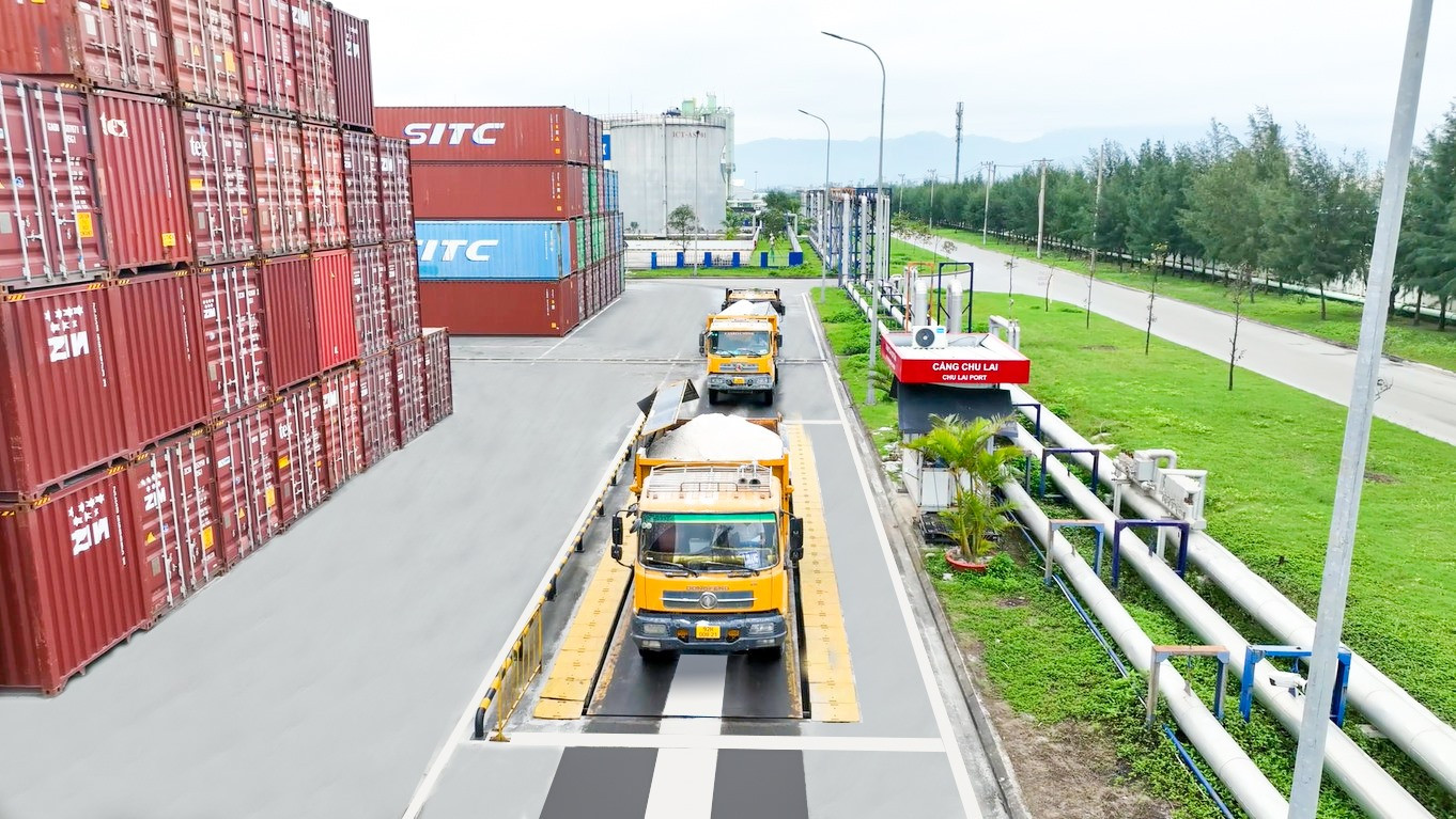 Hàng hóa được đội xe của cảng Chu Lai vận chuyển về kho, xưởng của khách hàng.