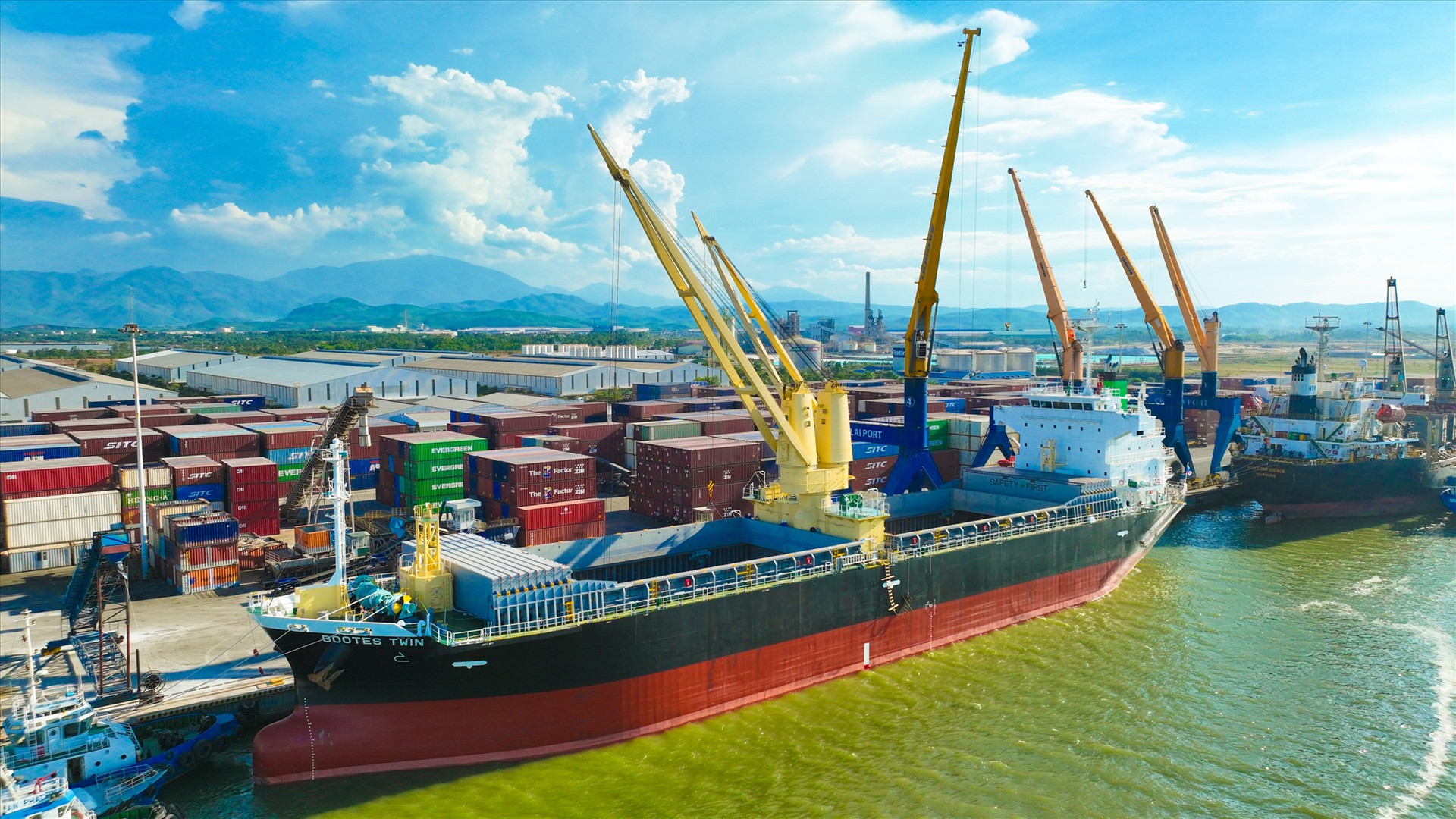 Tàu BOOTES TWIN (Panama) cập cảng Chu Lai để vận chuyển 3.500 tấn hàng viên nén sinh học xuất khẩu sang Nhật Bản cho Công ty TNHH Năng lượng xanh IDEMITSU Việt Nam.