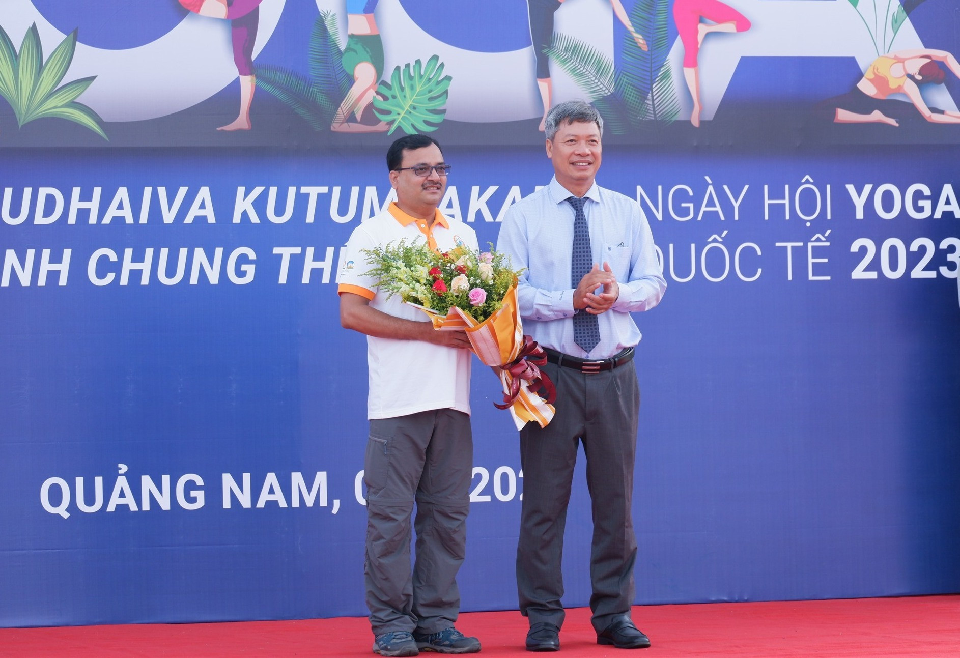 Phó Chủ tịch UBND tỉnh Hồ Quang Bửu tặng hoa cảm ơn ông Subhash Prasad Gupta, Phó Đại sứ, Đại sứ quán Ấn Độ tại Hà Nội. Ảnh: X.H