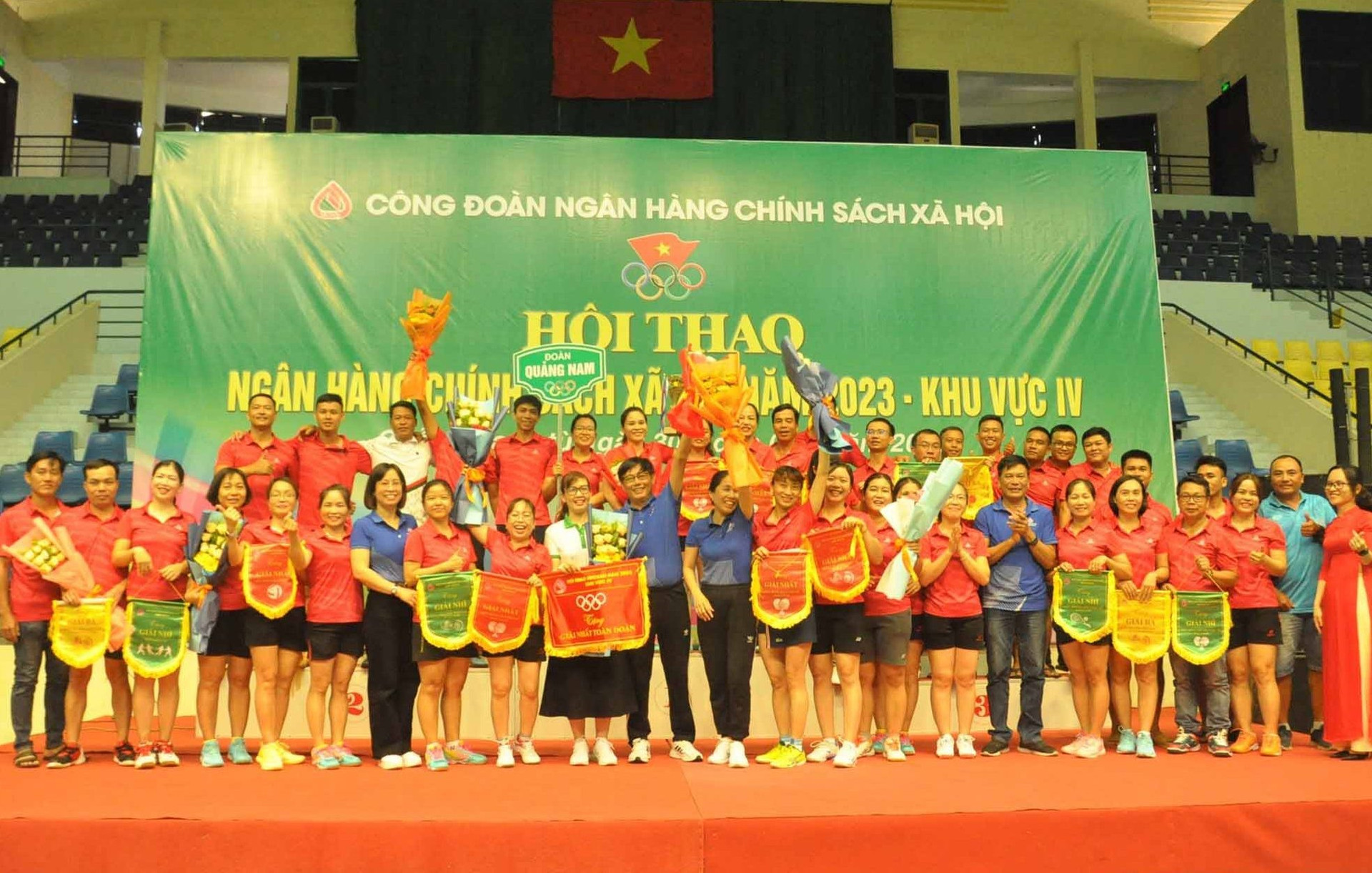 Niềm vui giành giải nhất toàn đoàn của Ngân hàng Chính sách xã hội tỉnh Quảng Nam. Ảnh: T.V