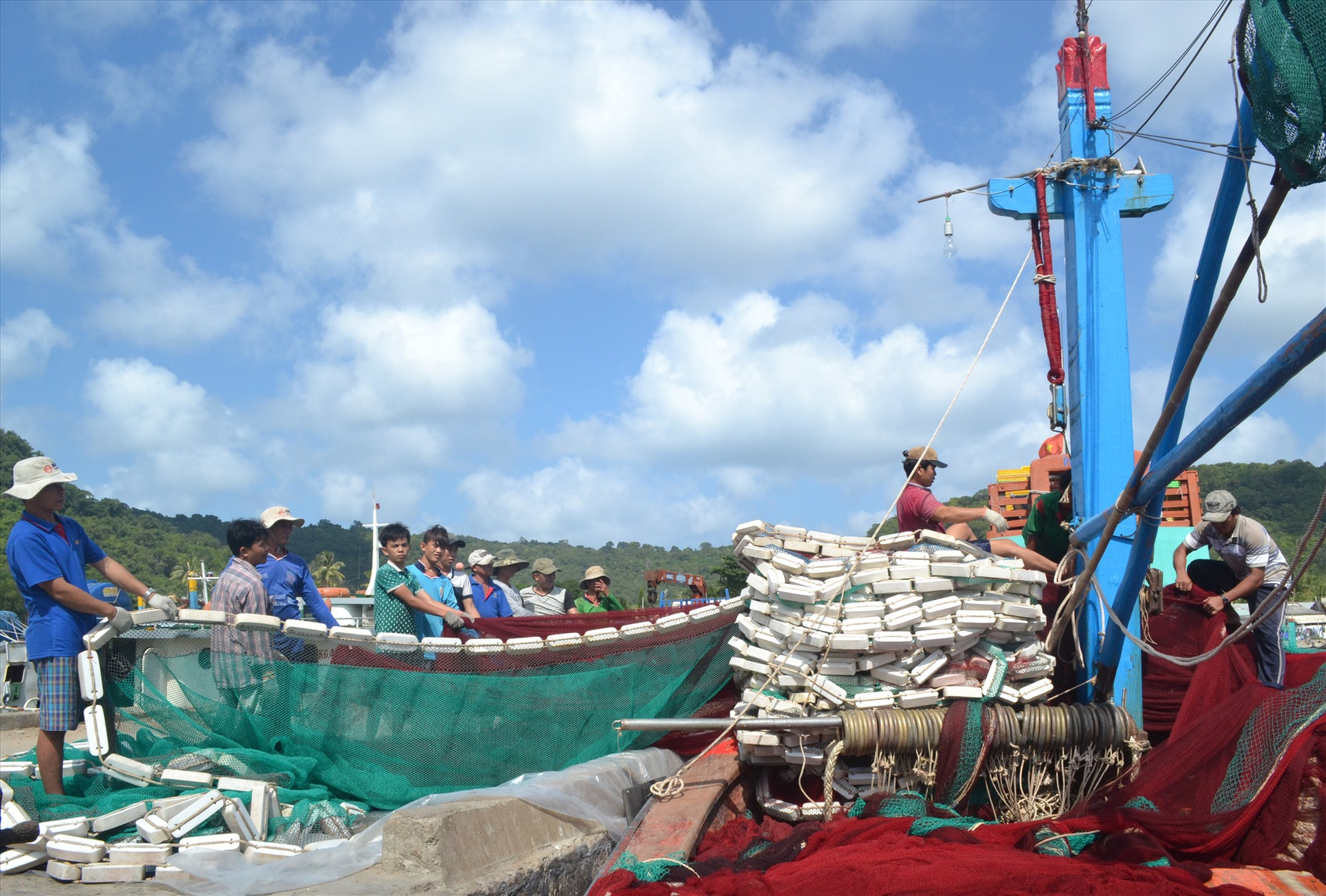 Nghề cá của ngư dân huyện Thăng Bình ngày càng phát triển, đóng góp lớn vào sản lượng chung 17.000 tấn/năm của nuôi trồng và đánh bắt hải sản. Ảnh: NGUYỄN QUANG