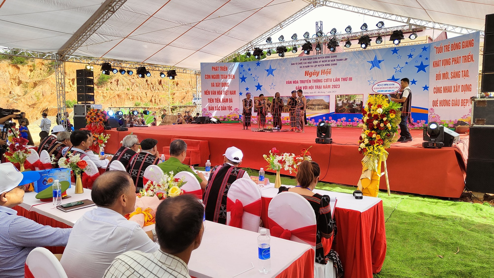 Lễ khi mạc Ngày hội văn hóa truyền thống Cơ Tu lần thứ III được UBND huyện Đông Giang tổ chức vào sáng nay 3/7. Ảnh: V.R