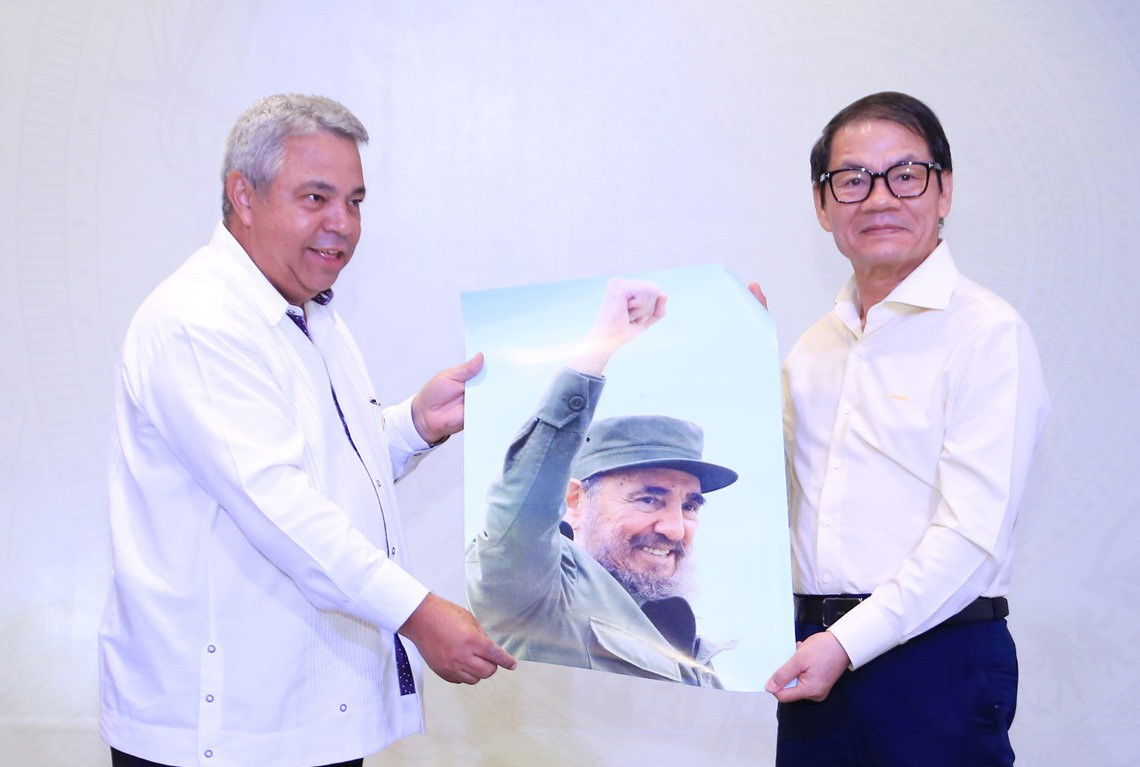 Đại diện đoàn công tác của Cuba tặng bức hình lãnh tụ Fidel Castro của Cuba. Ảnh: T.C