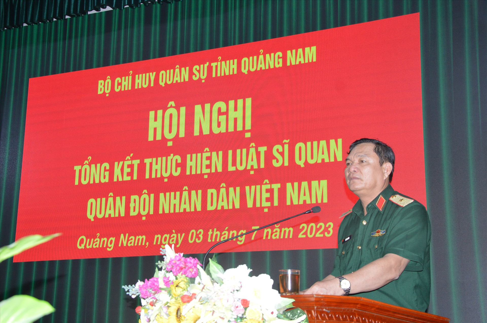 Thiếu tướng Võ Văn Hưng, Chủ nhiệm Chính trị Quân khu 5 phát biểu chỉ đạo tại hội nghị.