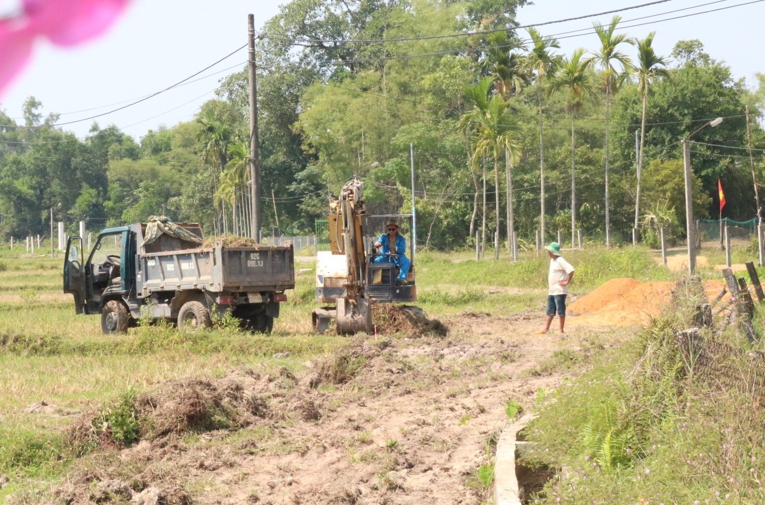 Phần đất ruộng được người dân thôn Khánh Thịnh tự nguyện chia sẻ để làm đường giao thông. Ảnh: T.H