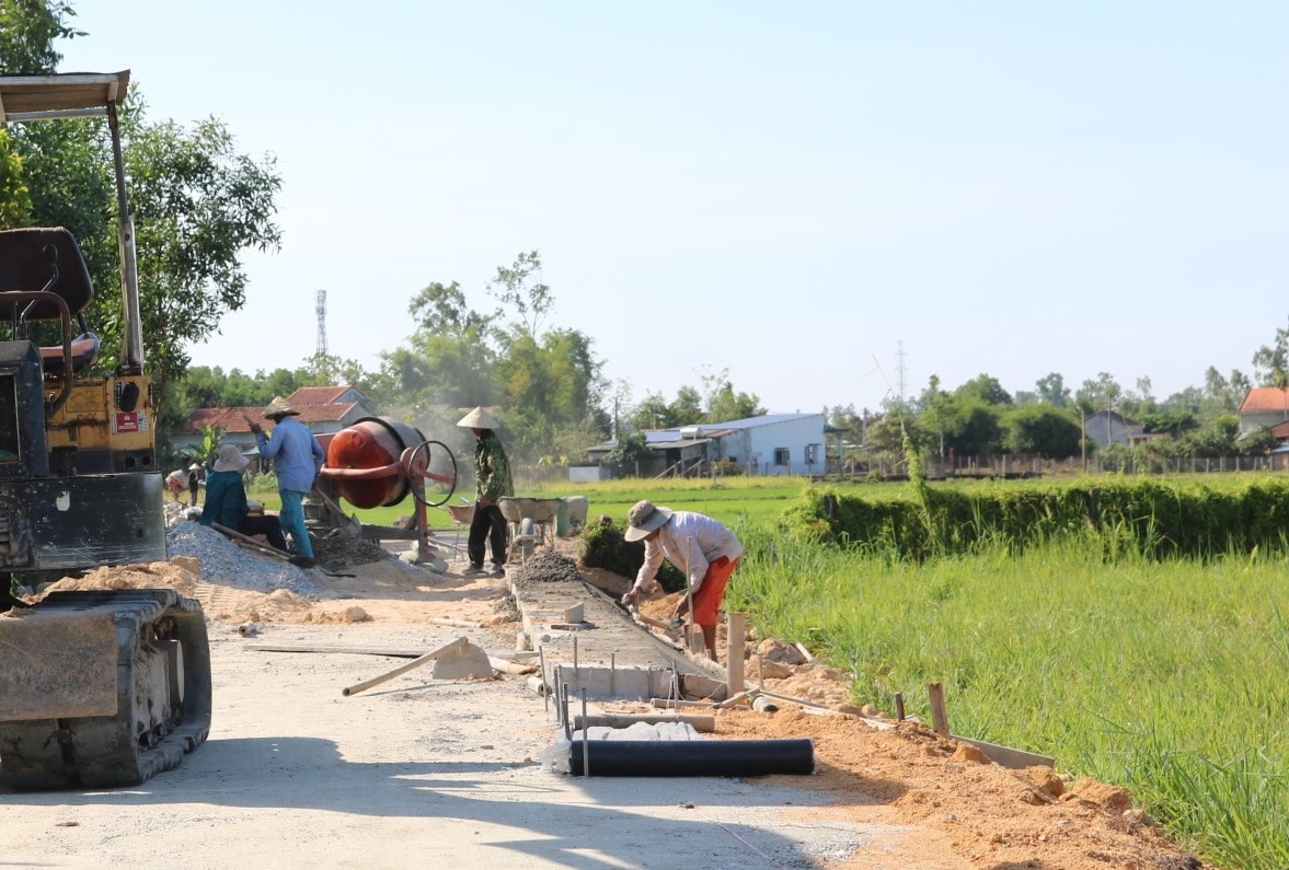 Tuyến giao thông nội đồng đang trong giai đoạn thi công nước rút. Ảnh: T.H