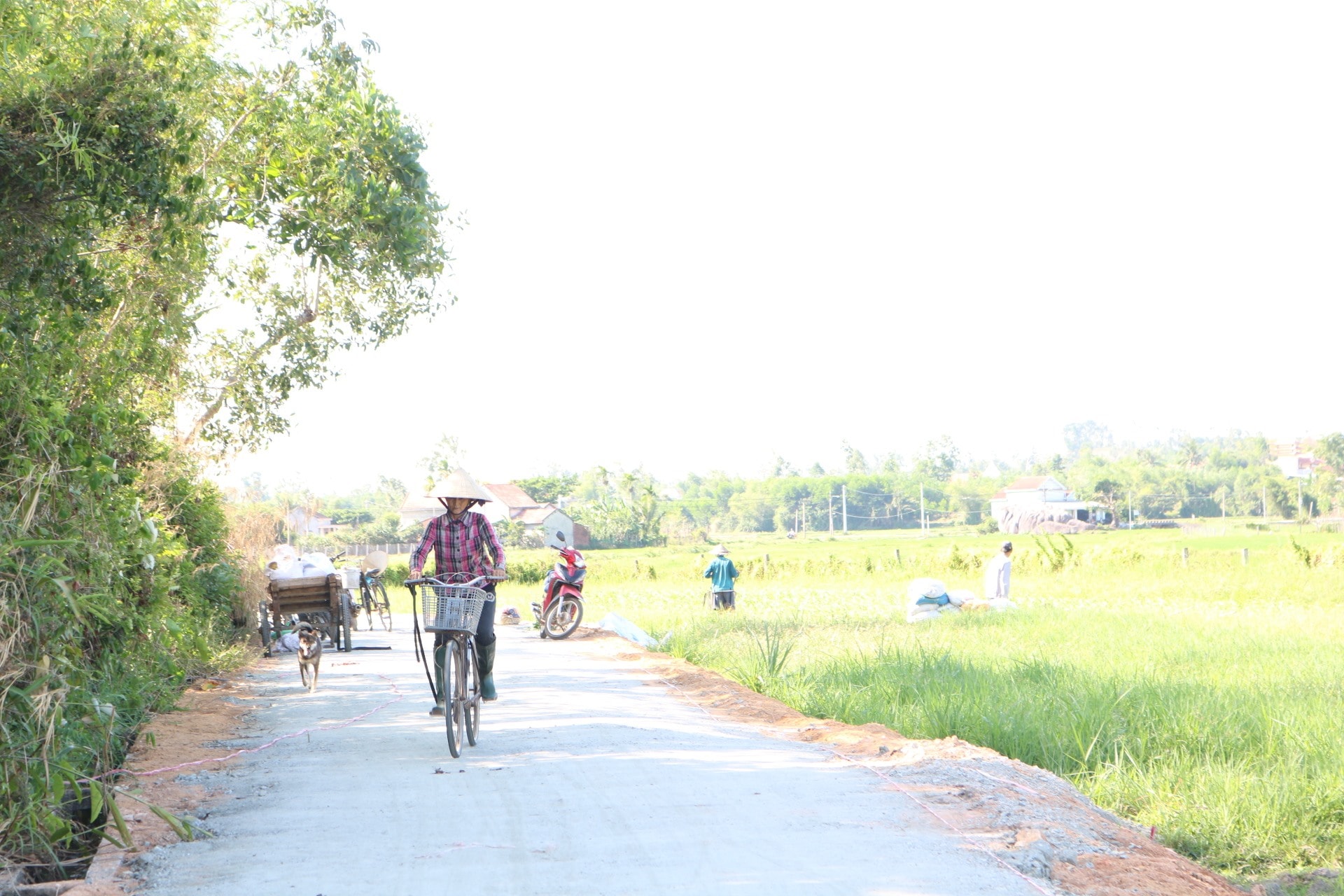 Người dân vui mừng khi có con đường mới khang trang, đi lại thuận lợi. Ảnh: T.H