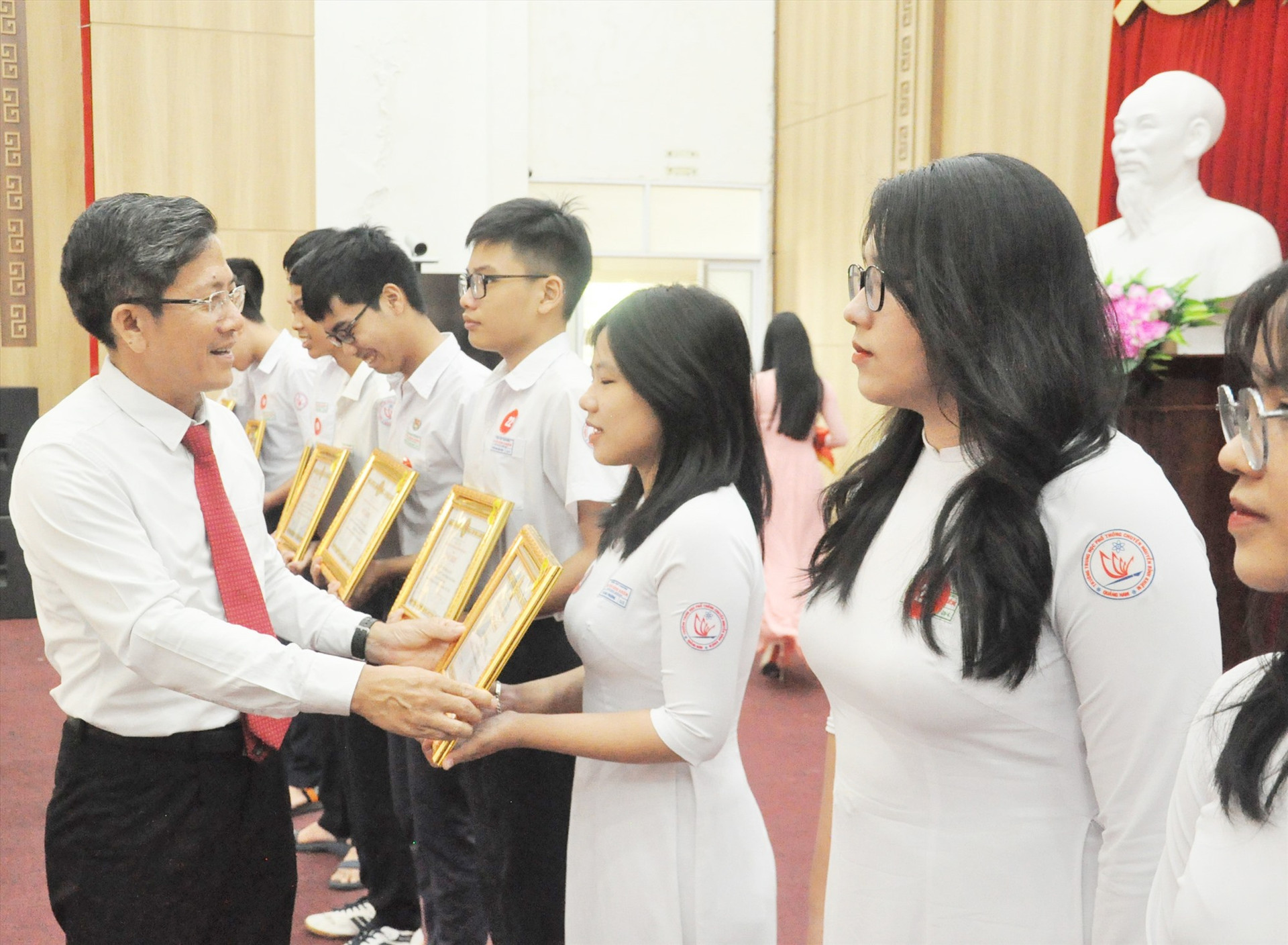 Bí thư Thành ủy Tam Kỳ Trần Nam Hưng khen thưởng học sinh thành phố đạt giải quốc gia năm học 2022 - 2023. Ảnh: X.P