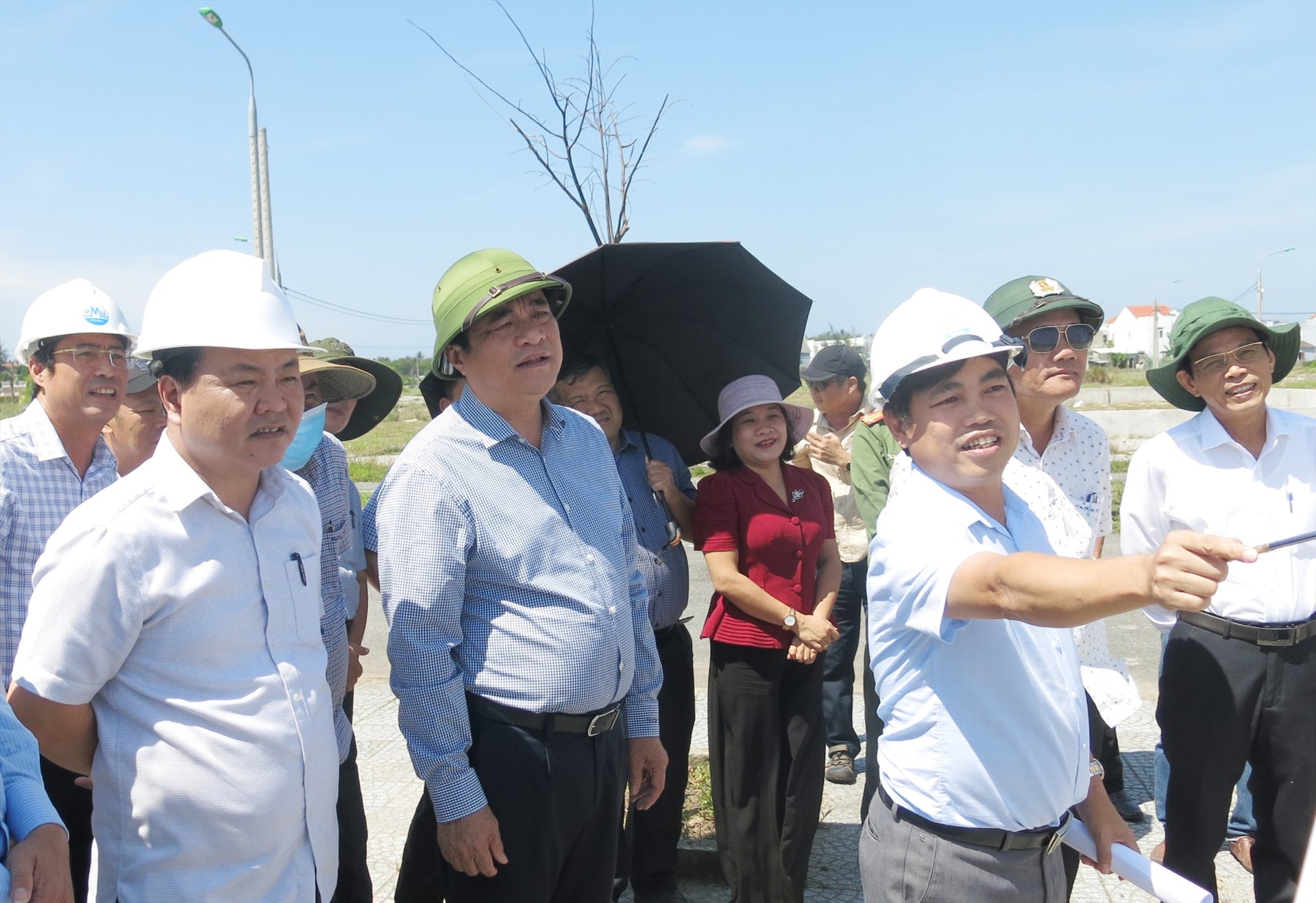 Sự năng động linh hoạt của các lãnh đạo tỉnh trong việc tạo điều kiện, tháo gỡ khó khăn cho doanh nghiệp, cho các dự án đầu tư công tư đã giúp cộng đồng chấm điểm về cải thiện môi trường đầu tư, kinh doanh của địa phương. Ảnh: T.D